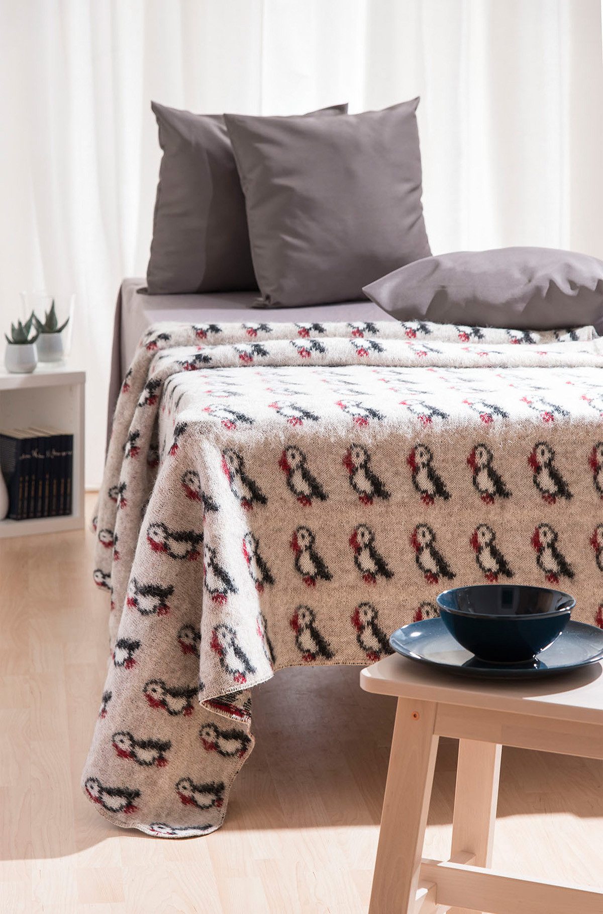 Wolldecke - Strickdecke Papageientaucher - Puffin - beige, KIDKA, - aus rauer isländischer Wolle