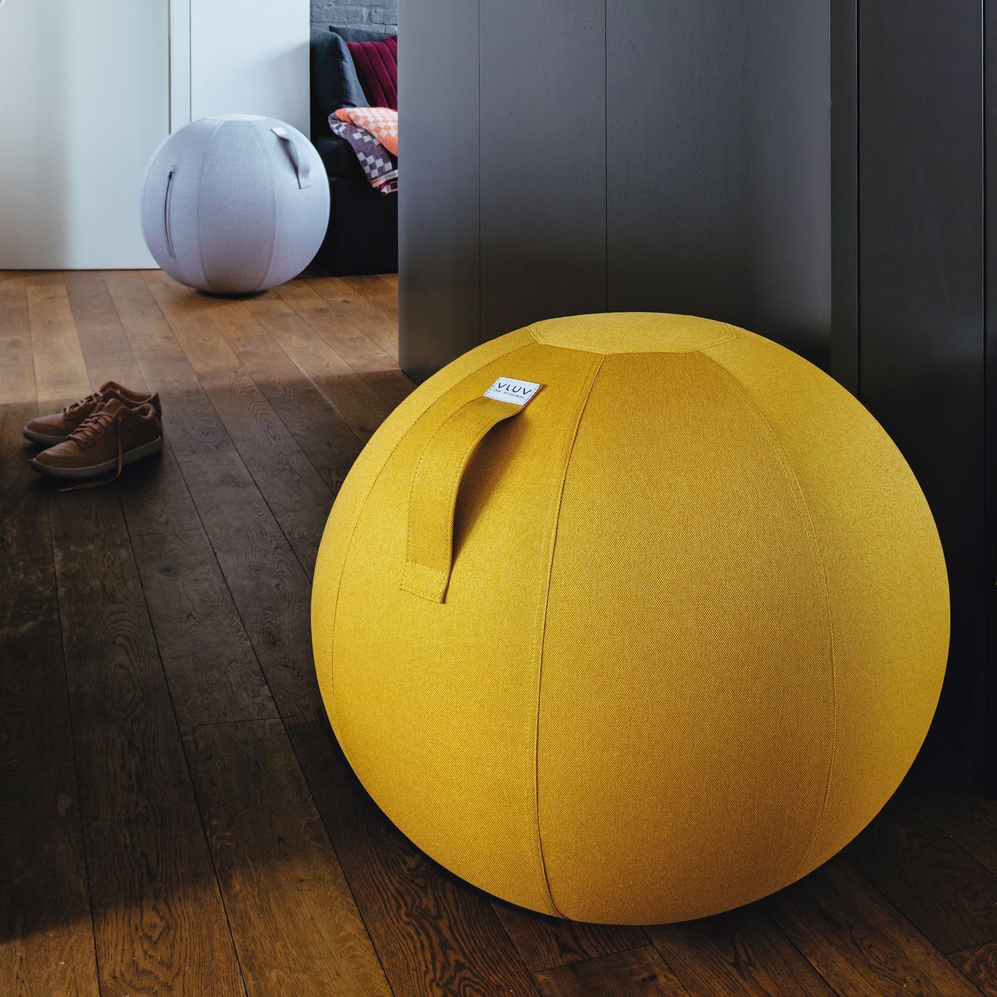 60cm 65cm, und Zuhause, formstabil, Farbe: mit Ø BOL und Büro (senfgelb), ergonomisches Sitzmöbel Möbelbezugsstoff, robust Mustard VLUV - Sitzball Stoff-Sitzball, für LEIV Tragegriff