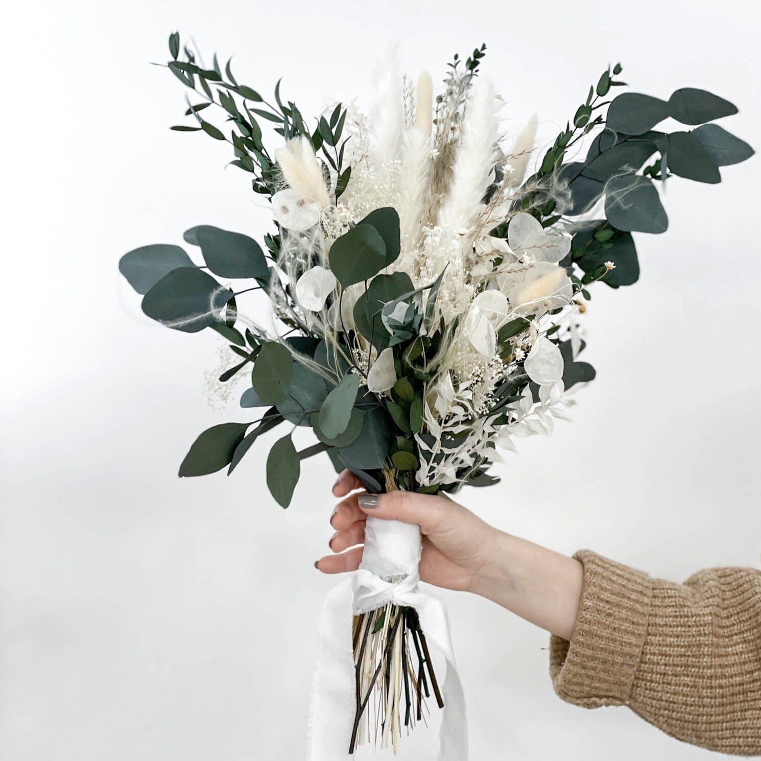 Trockenblume Umarmung der Natur: Brautstrauß mit Eukalyptus - zeitlose Schönheit, LYKKE & You, Trockenblumen