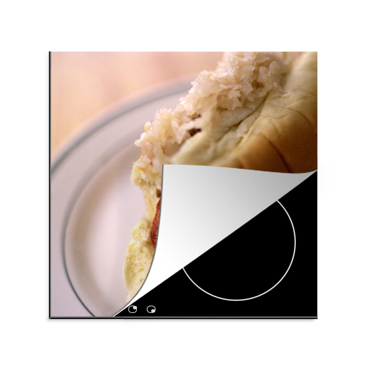 MuchoWow Herdblende-/Abdeckplatte Eine teilweise gegessene Bratwurst auf einem Brötchen, Vinyl, (1 tlg), 78x78 cm, Ceranfeldabdeckung, Arbeitsplatte für küche