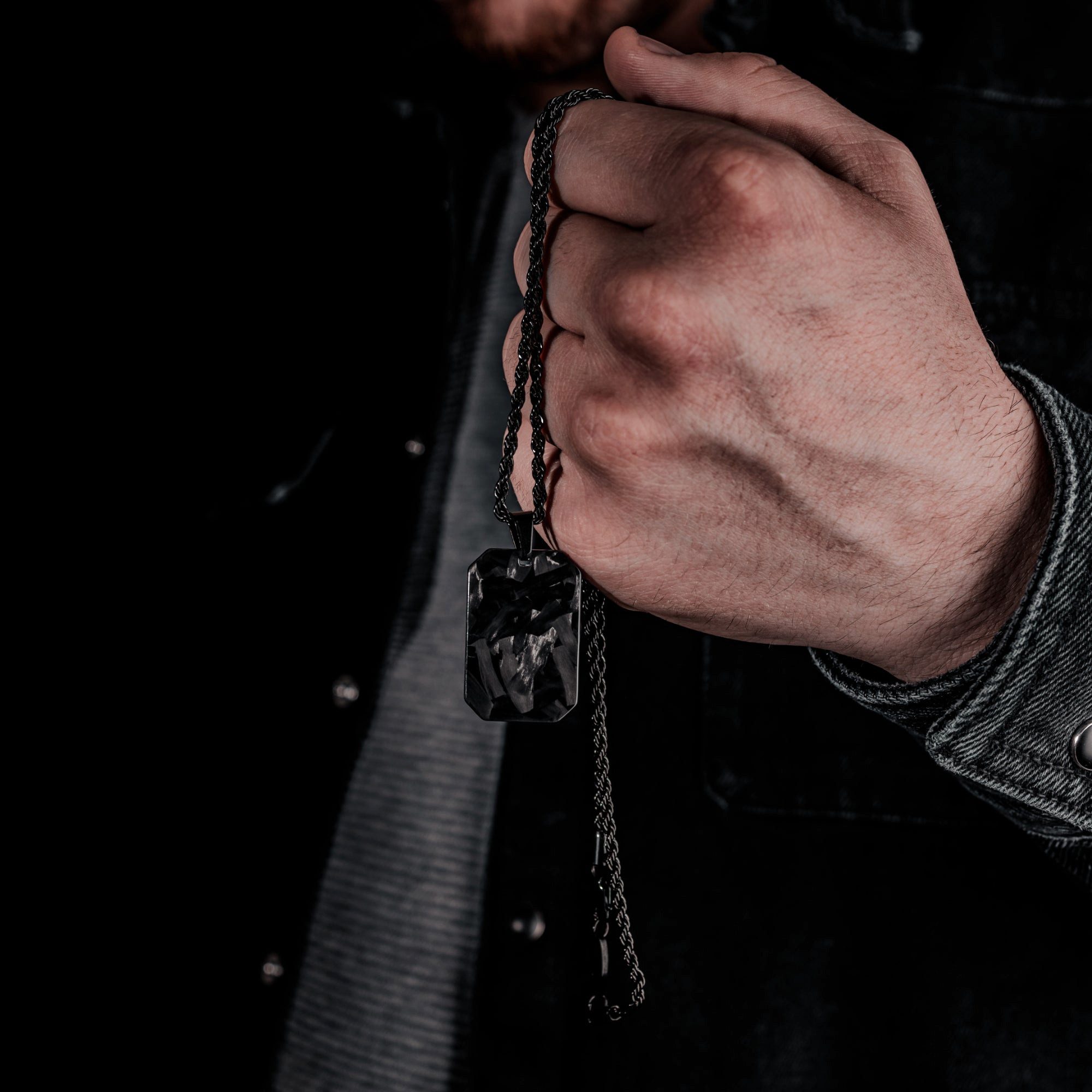 CRBNCNCPT Kette mit Anhänger Carbon Dog Tag Anhänger mit schwarzer Edelstahl Kette Herren Halskette