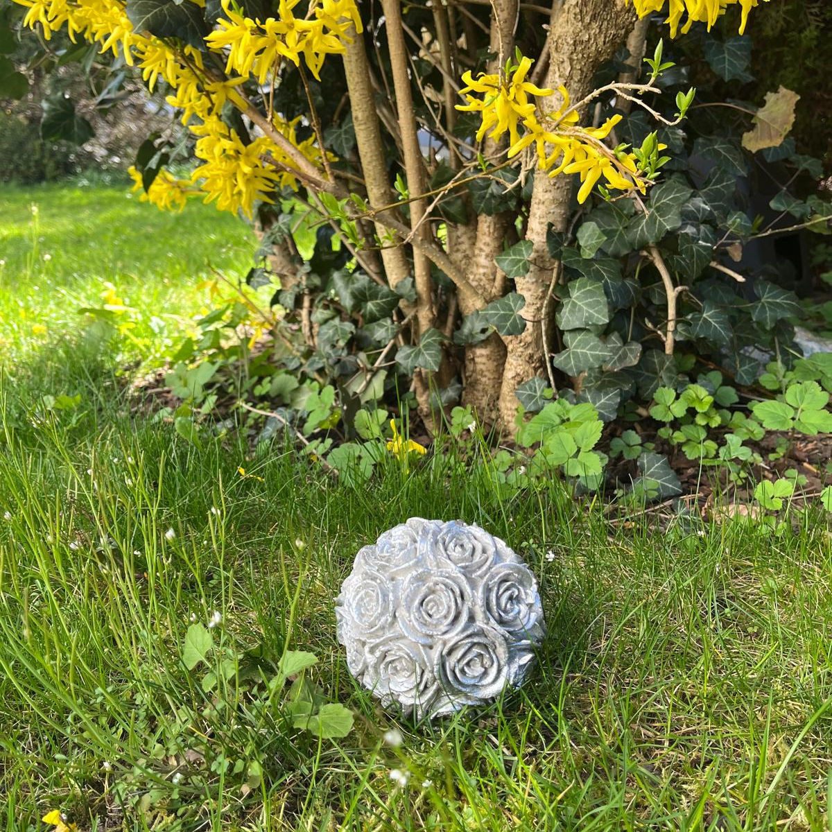 ZGM Gartenfigur Beton Rosenkugel mit silberner Patina, eine ganz besondere Dekoration