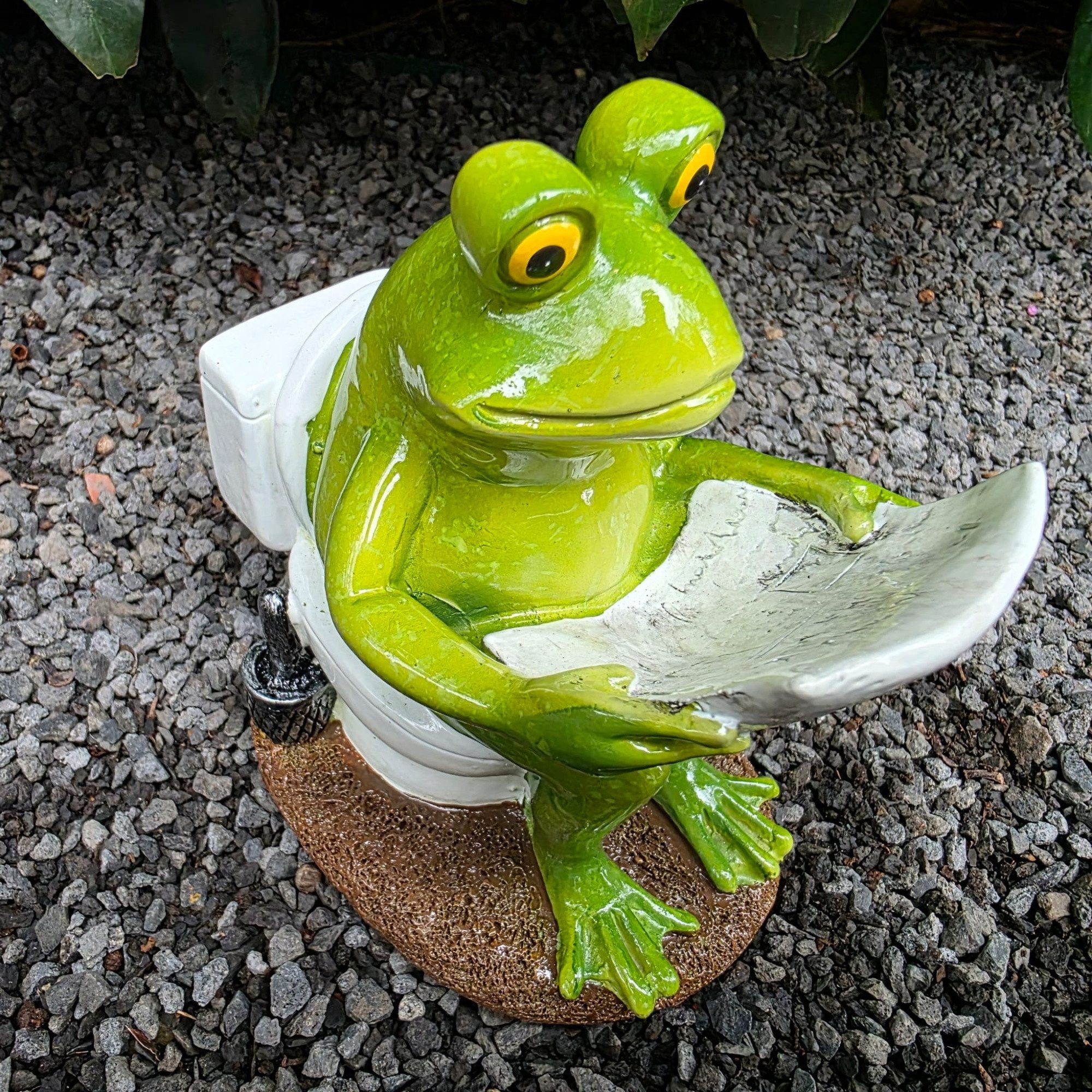 Aspinaworld Gartenfigur Frosch Figur auf dem Klo mit Zeitung 12 cm – für Fensterbank