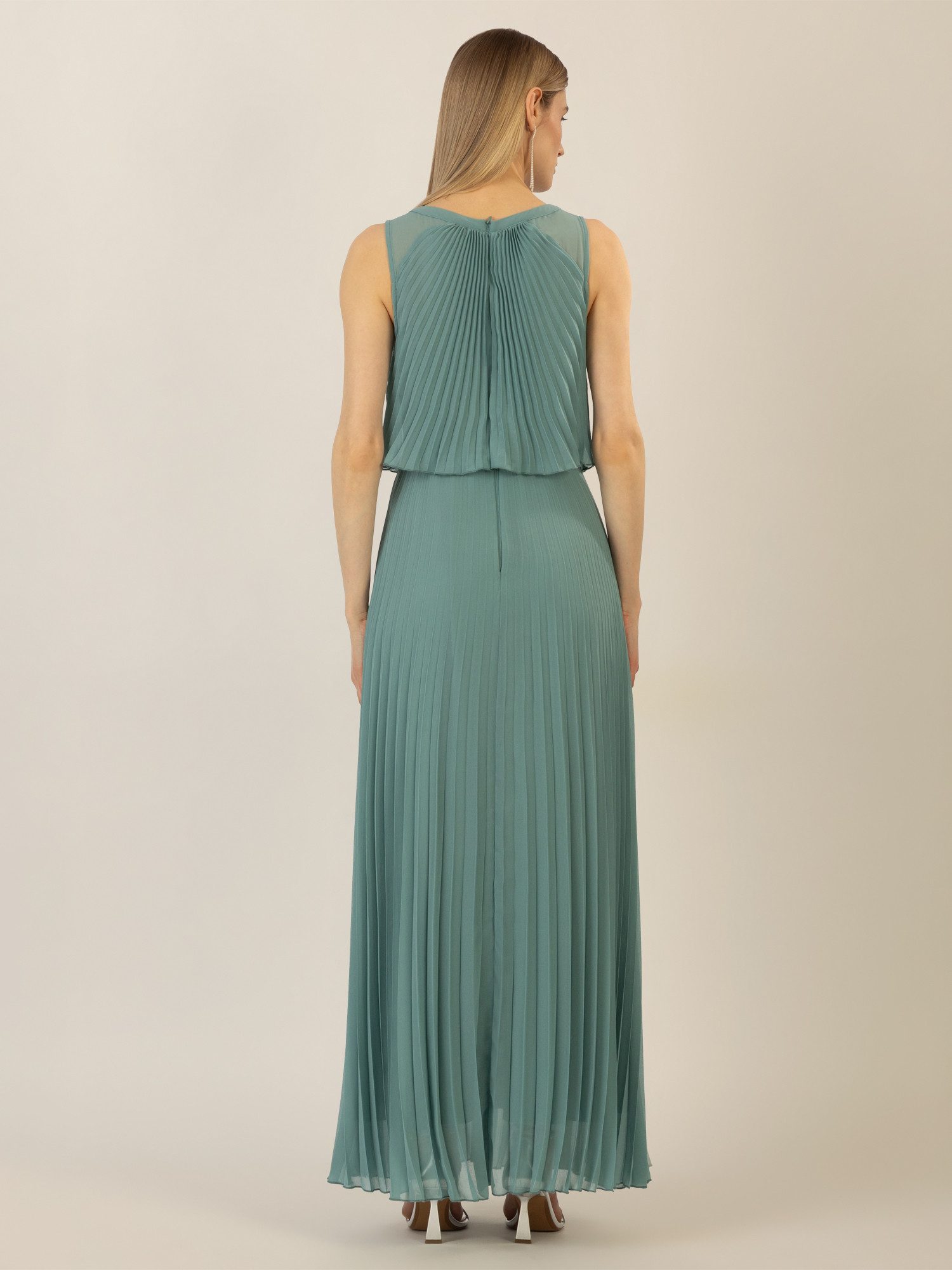Apart Abendkleid mit lose fallendem Sonnenplissee Part bis zur Taille
