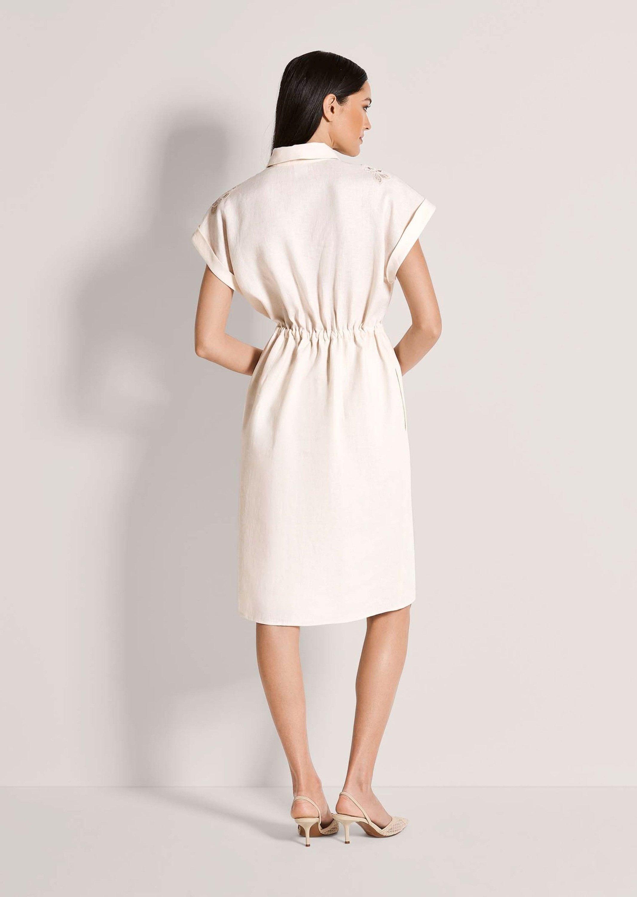 MADELEINE Midikleid Leinenkleid mit Spitzendetails Spitzenkleid mit Hemdkragen, Knopfleiste, Knielänge und Kurzarm