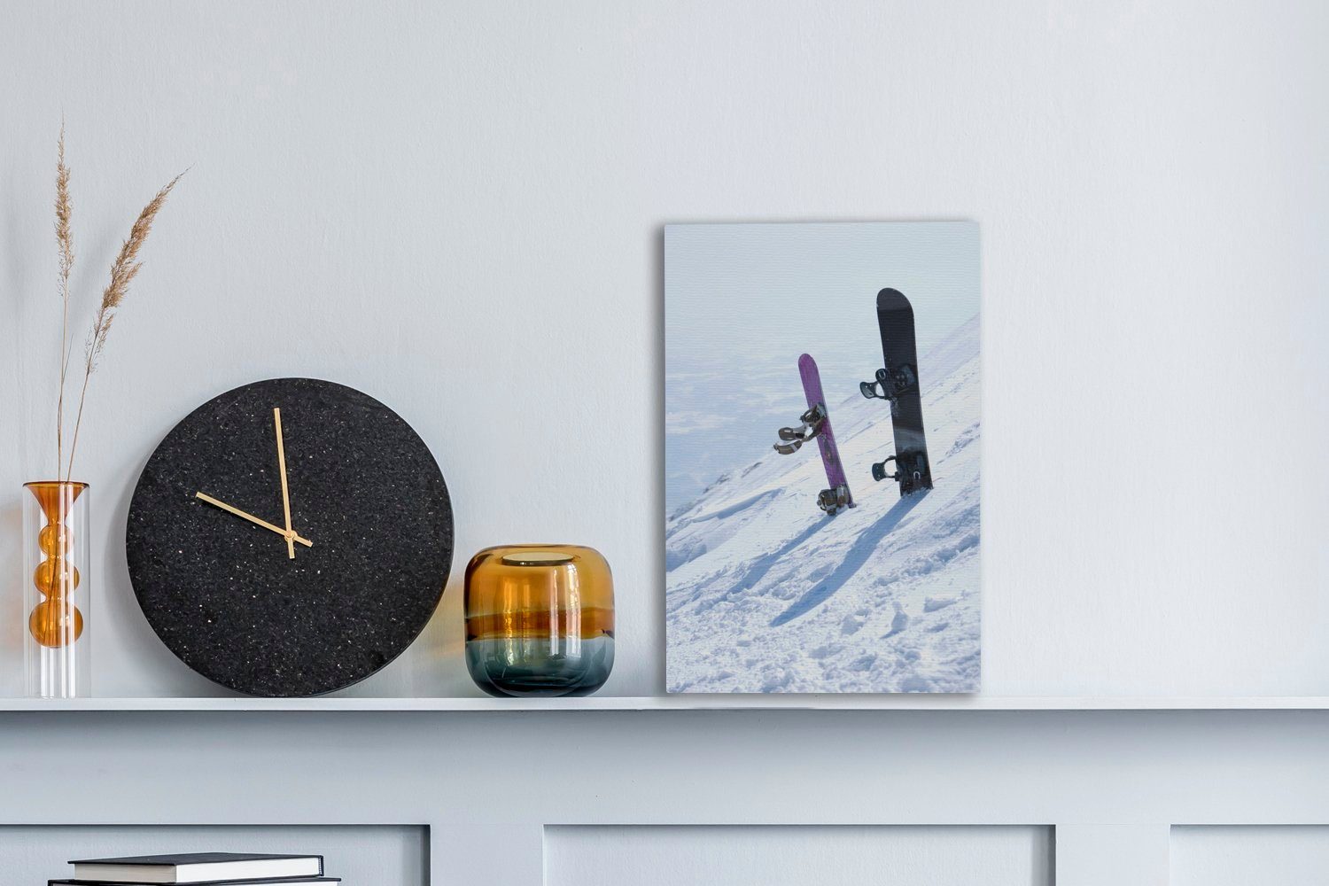 OneMillionCanvasses® Leinwandbild Zwei Snowboards stehen Gemälde, dicken fertig aufrecht in Zackenaufhänger, Leinwandbild St), einer bespannt 20x30 Schneedecke, (1 inkl. cm