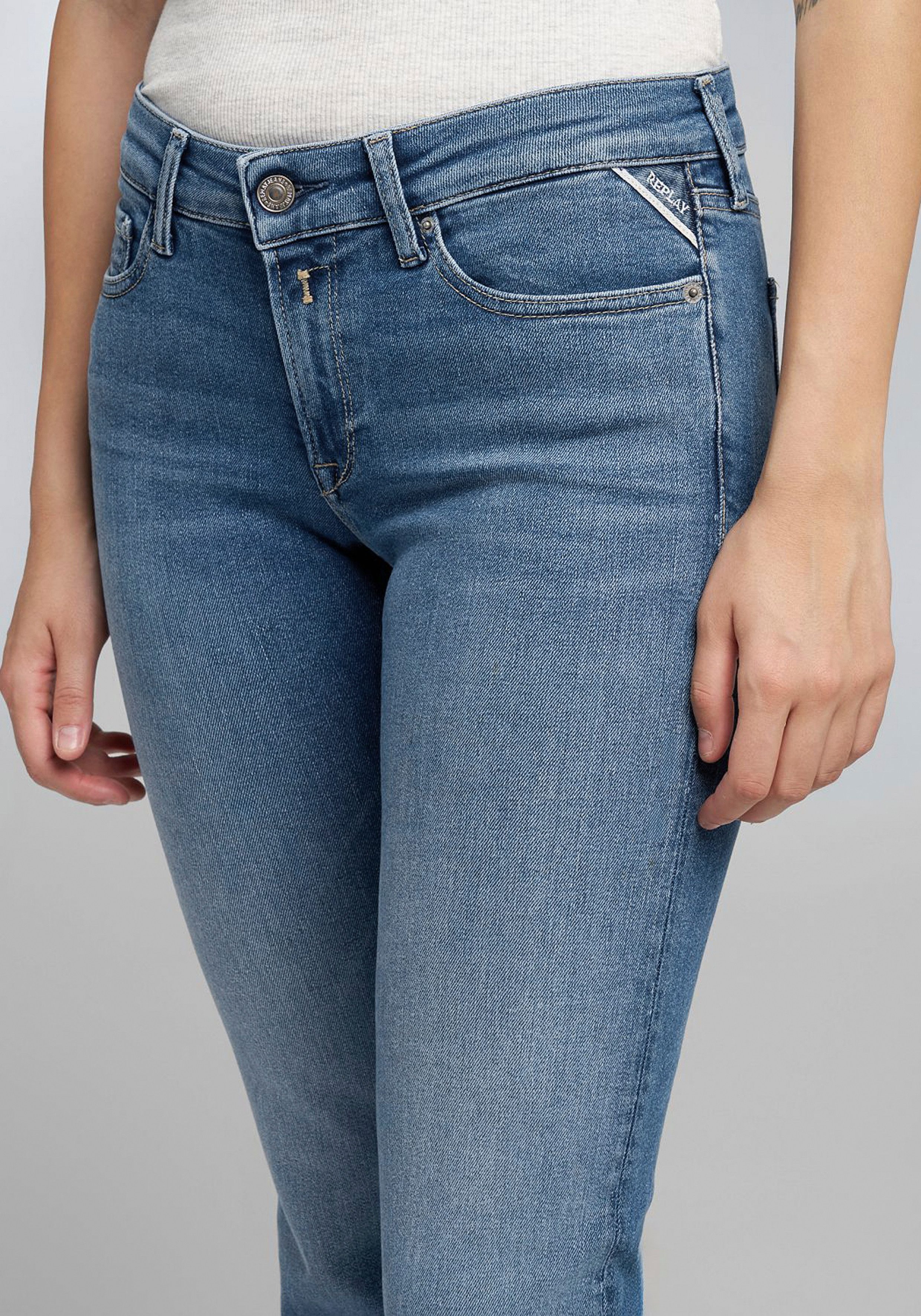 Replay Bootcut-Jeans NEW LUZ mit gesticktem R an der Gesäßtasche – Bild 3 von 4