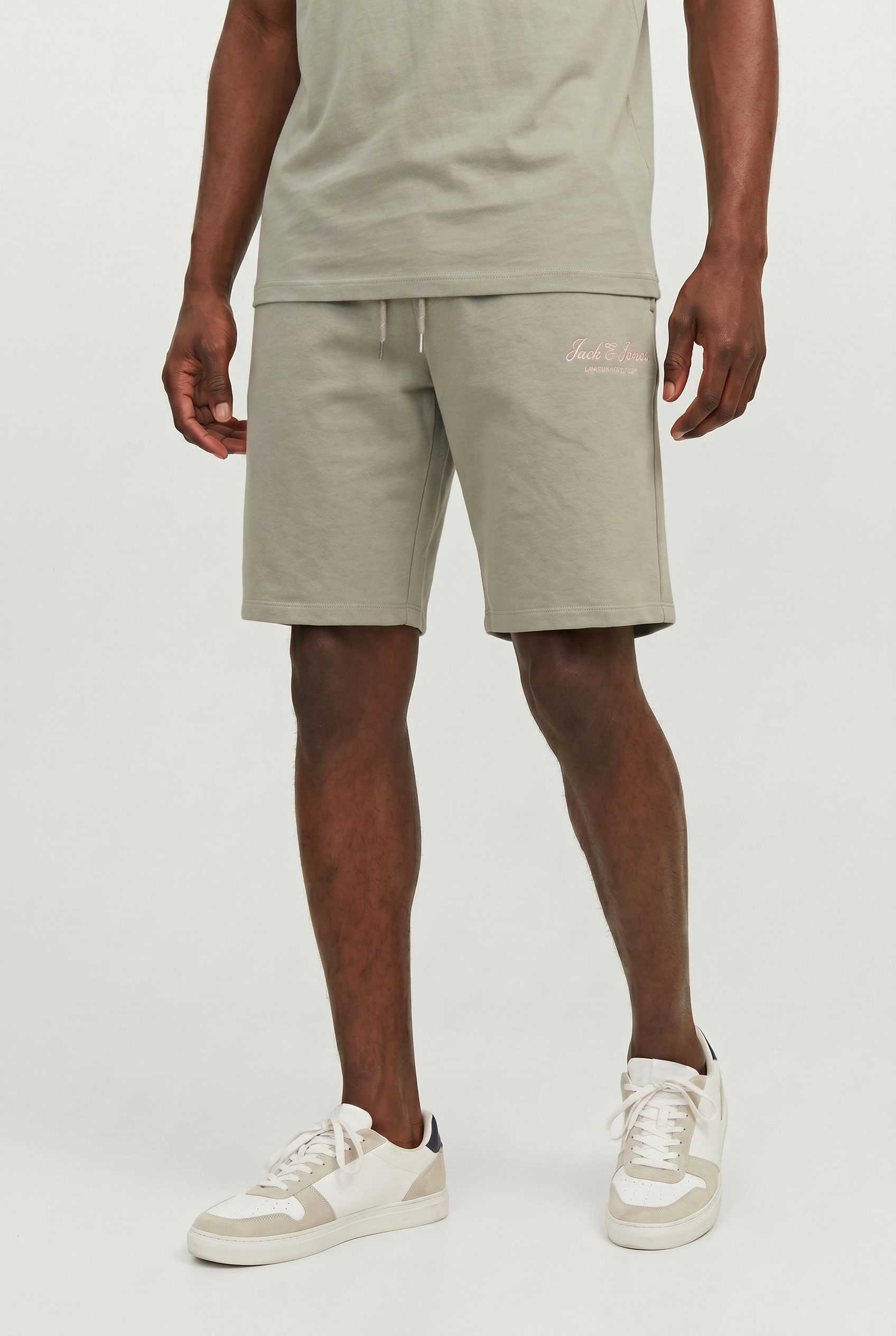 Jack & Jones Laufhose JPSTGORDON ARCHIVE COLOR SWEAT SHORT MID mit Logo Schriftzug