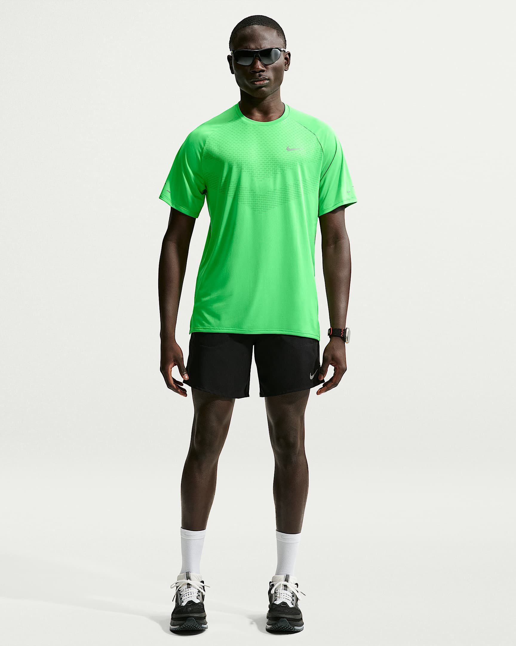 Nike Laufshirt M NK DFADV STRIDE SS TOP Kurzarm-Design, mit Rundhalsausschnitt, normale Länge, atmungsaktiv – Bild 4 von 5
