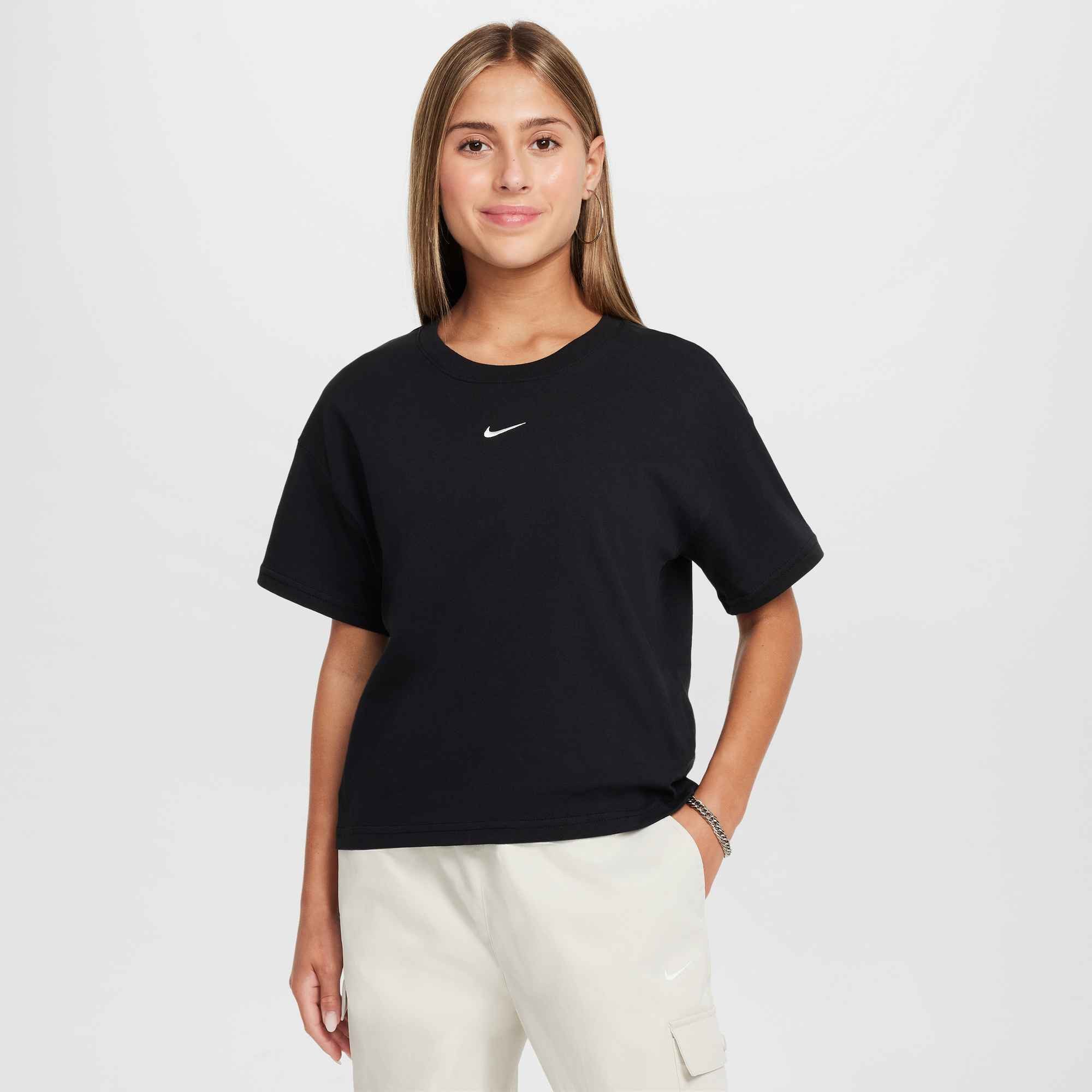Nike Sportswear T-Shirt G NSW TEE BOXY ESSNTL LBR Kurzarm, mit Rundhalsausschnitt, aus Baumwoll-Jersey, normale Länge