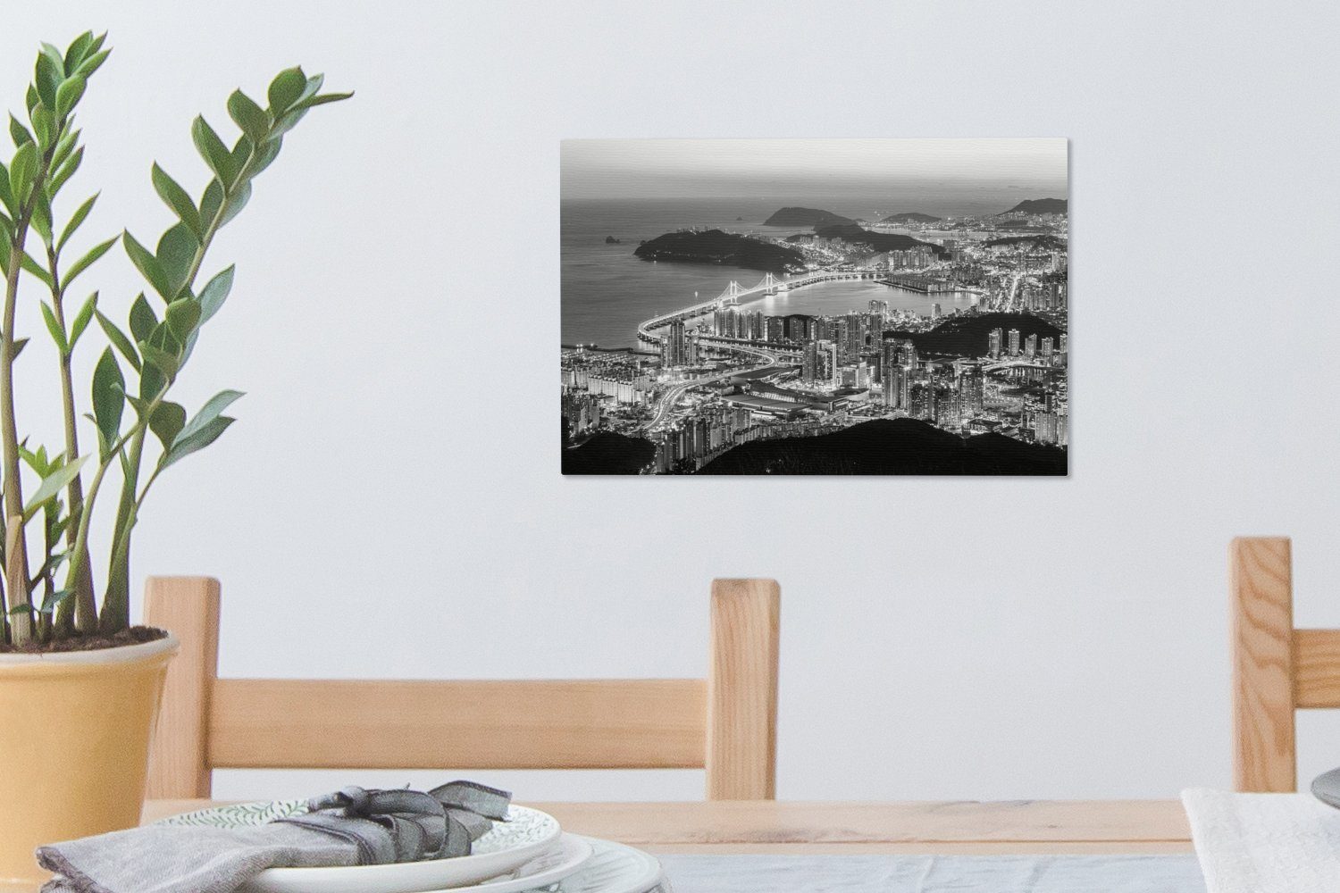 schwarz-weiß, OneMillionCanvasses® über ein - 30x20 St), in cm Busan Wanddeko, Leinwandbild Blick Aufhängefertig, Leinwandbilder, Wandbild (1 beleuchtetes Südkorea