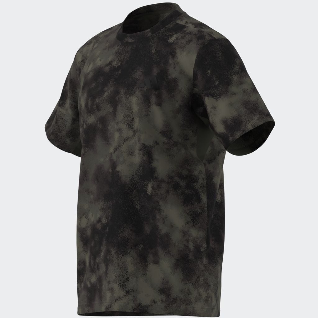 adidas Performance T-Shirt TRAIN ESSENTIALS SEASONAL ALLOVER-PRINT sportlicher Stil, Alloverprint im Camouflage-Look, schnell trocknend