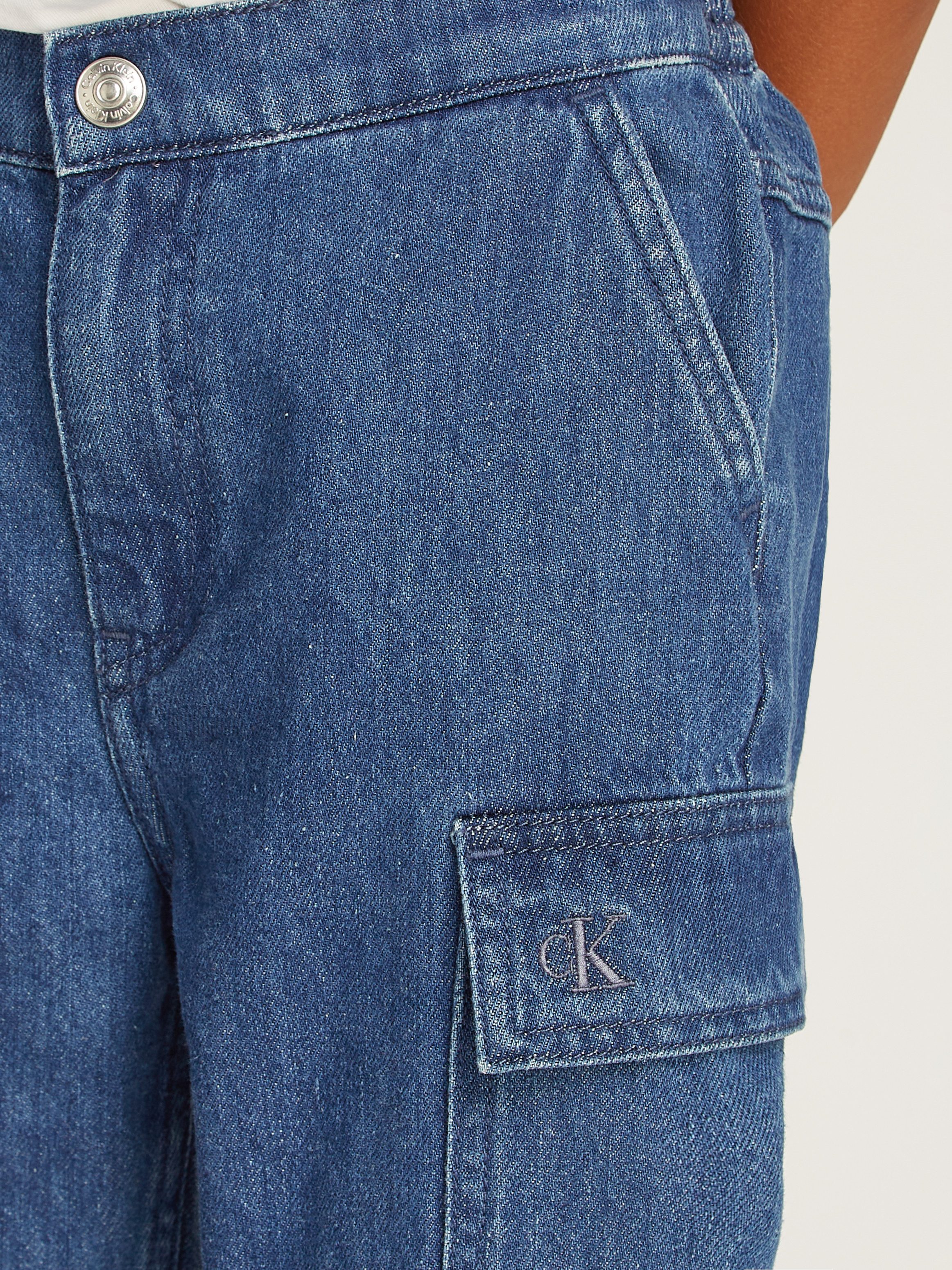 Calvin Klein Jeans Jogginghose VIBRANT BLUE DENIM JOGGER mit Cargotaschen