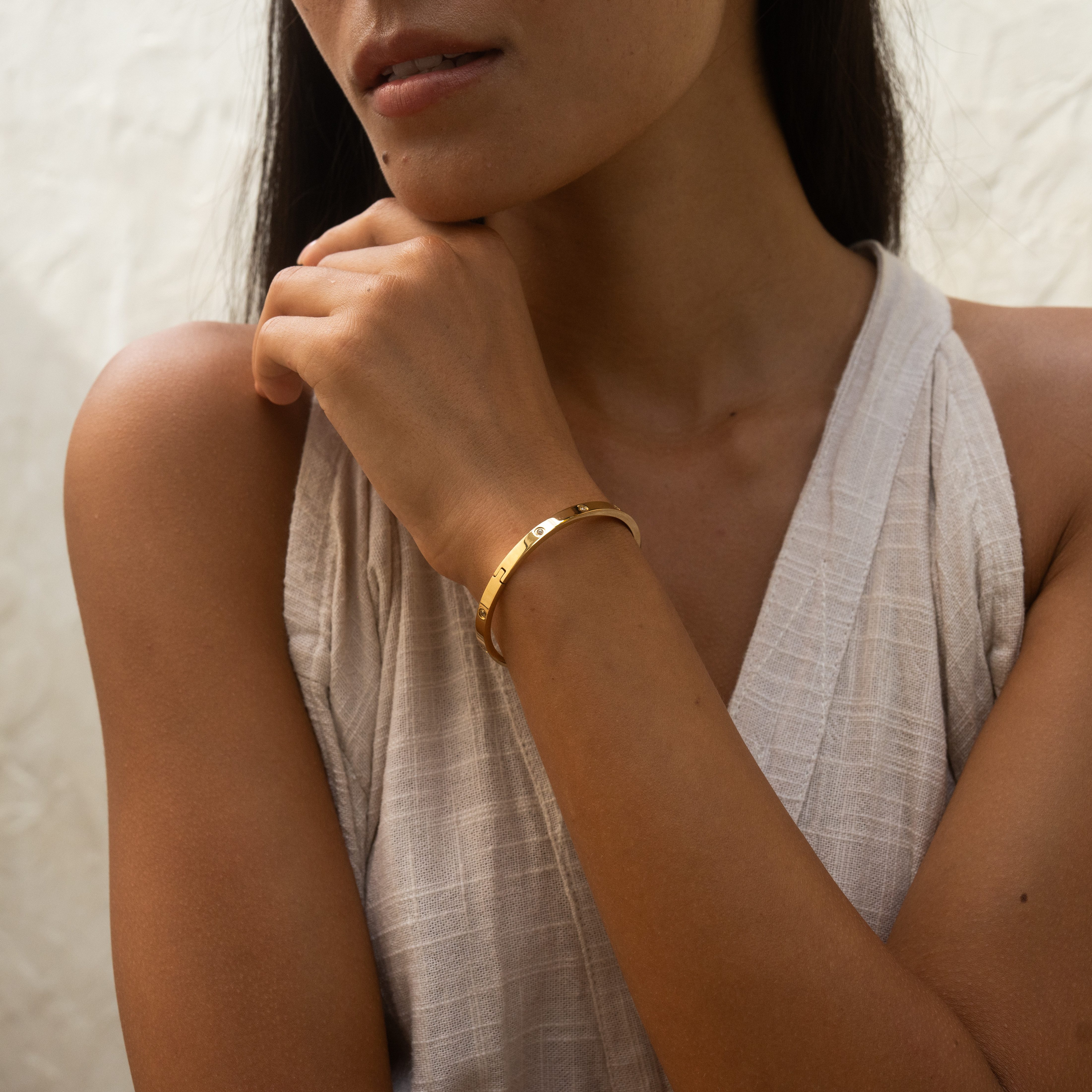 Made by Nami Armreif Edelstahl Armreif Gold Schmuck Damen Gehämmert Geschenke für Frauen, Wasserfest & Verstellbar - Geschenkideen für Frauen oder Mädchen