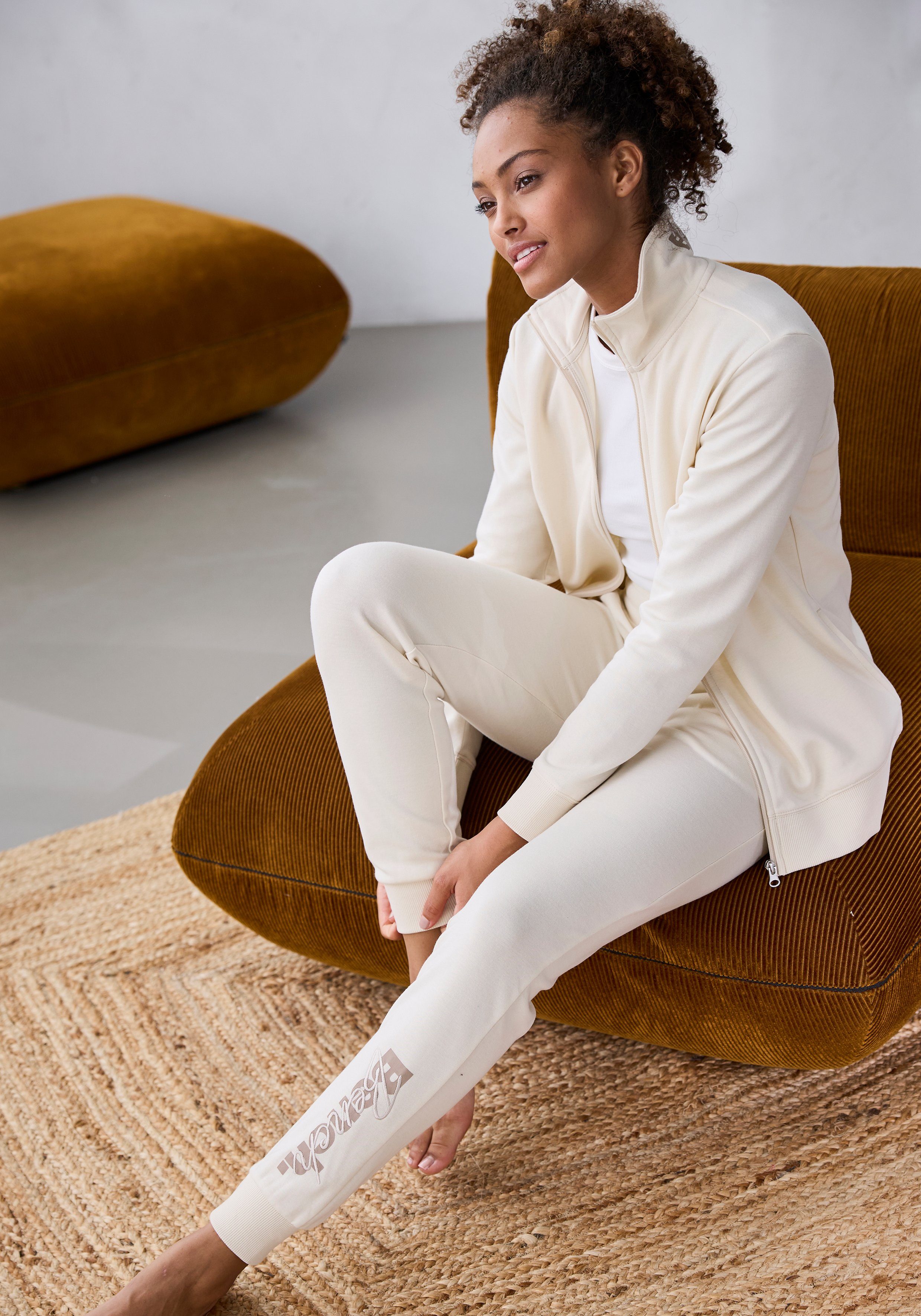 Bench. Loungewear Sweatjacke (1-tlg) mit bestickten Stehkragen, Loungeanzug