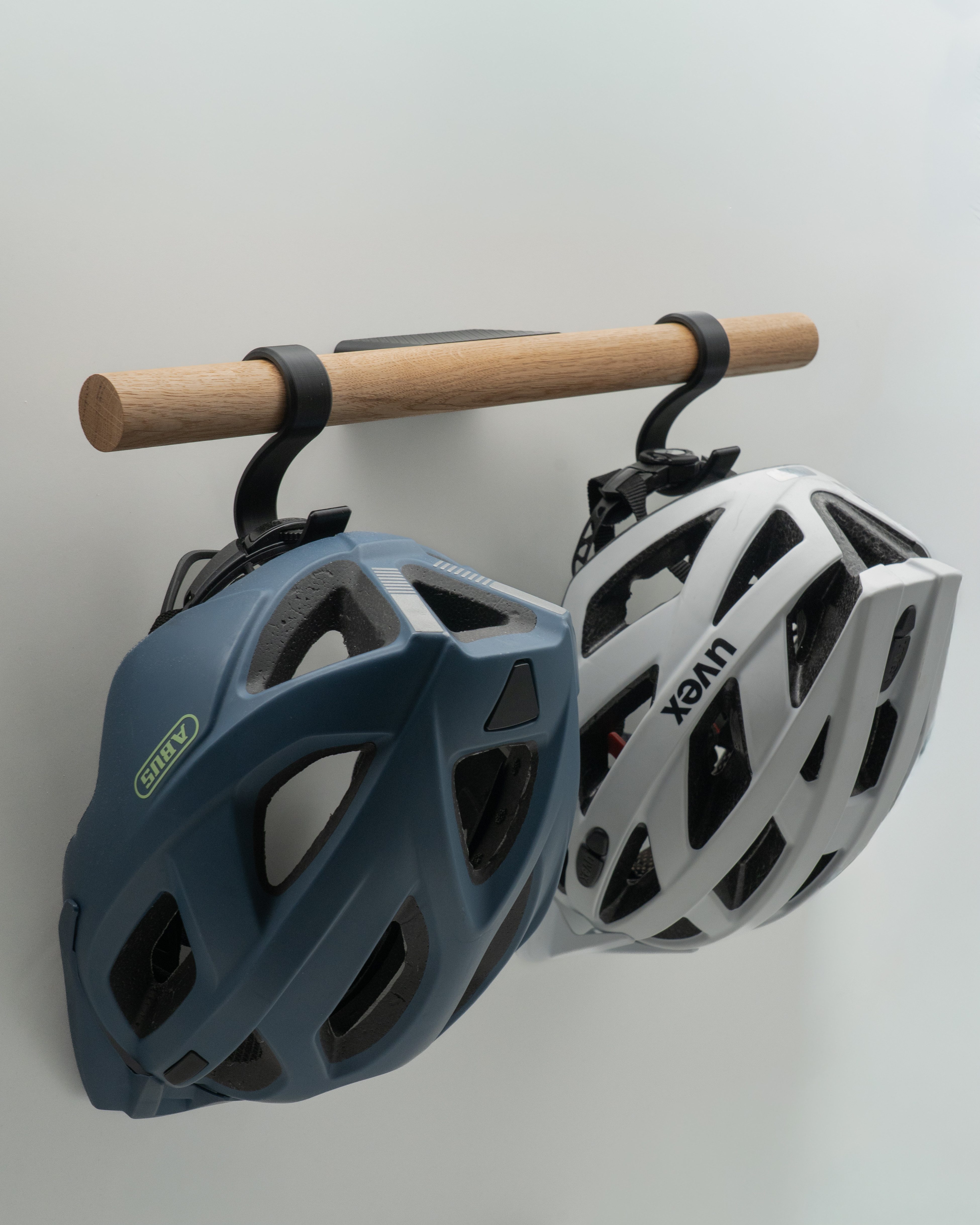 kikuo Wandhalter Premium Fahrradhelm Wandhalter aus Eiche mit modernem Design