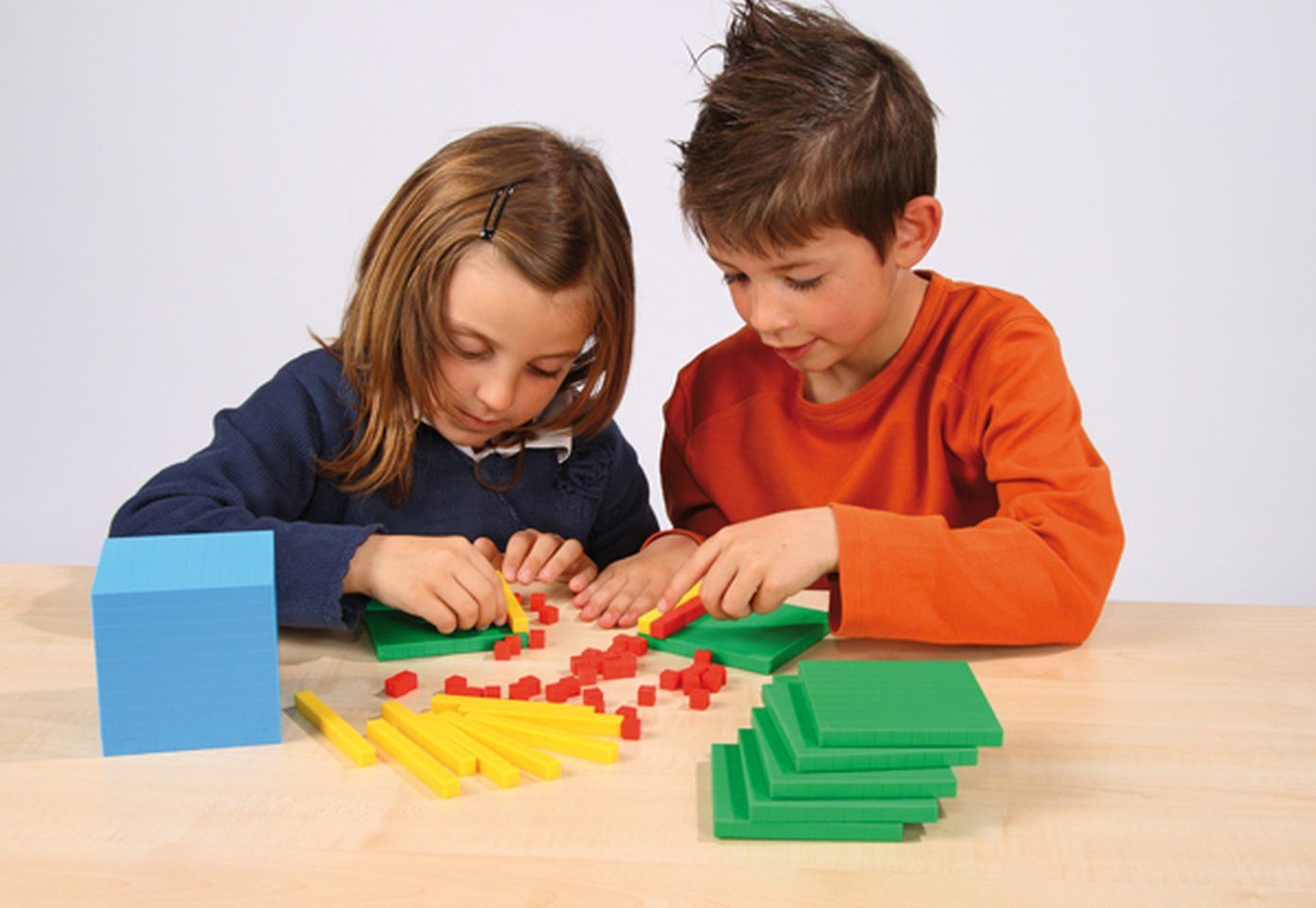 Betzold Lernspielzeug Zehner-Systemsatz aus Kunststoff in Box - Dienes Material