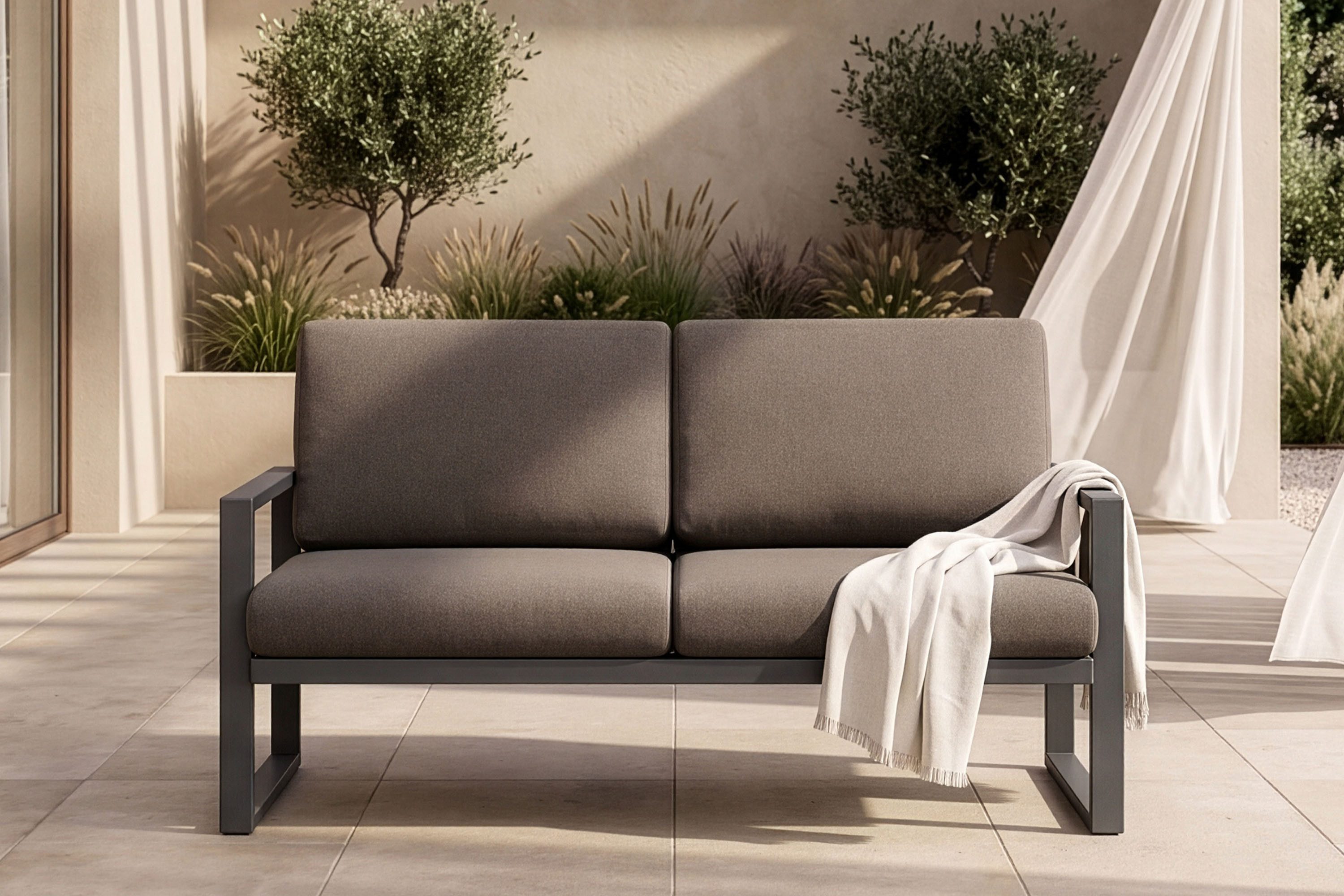 KONSIMO® Loungesofa FRENA Gartensofa 2-Sitzer, hergestellt in der EU, 1x Gartensofa, Maße: 130x65x60 cm, UV-Beständigkeit, rostbeständig, schmutzabweisende Eigenschaften