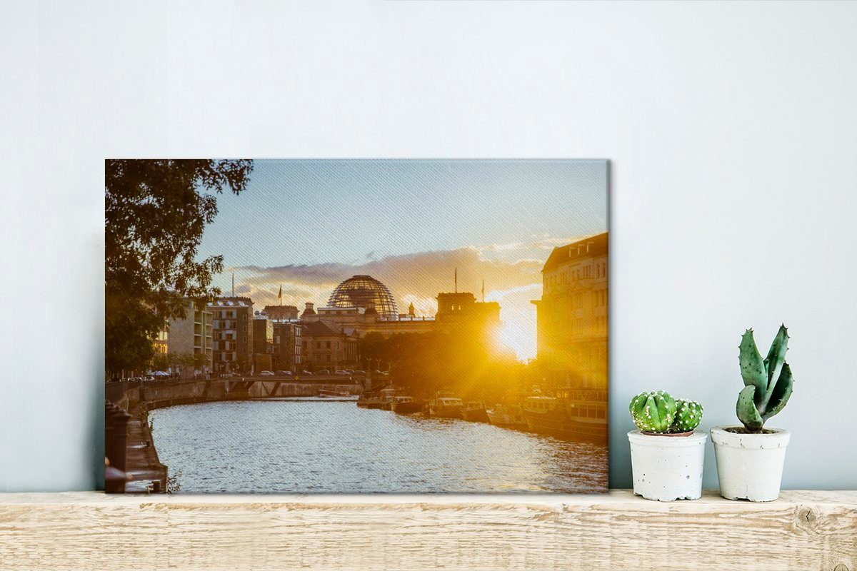 OneMillionCanvasses® Leinwandbild Ein Sonnenuntergang Aufhängefertig, und Wanddeko, Wandbild Deutschland, Reichstag cm Leinwandbilder, der (1 St), 30x20 Spree in dem über