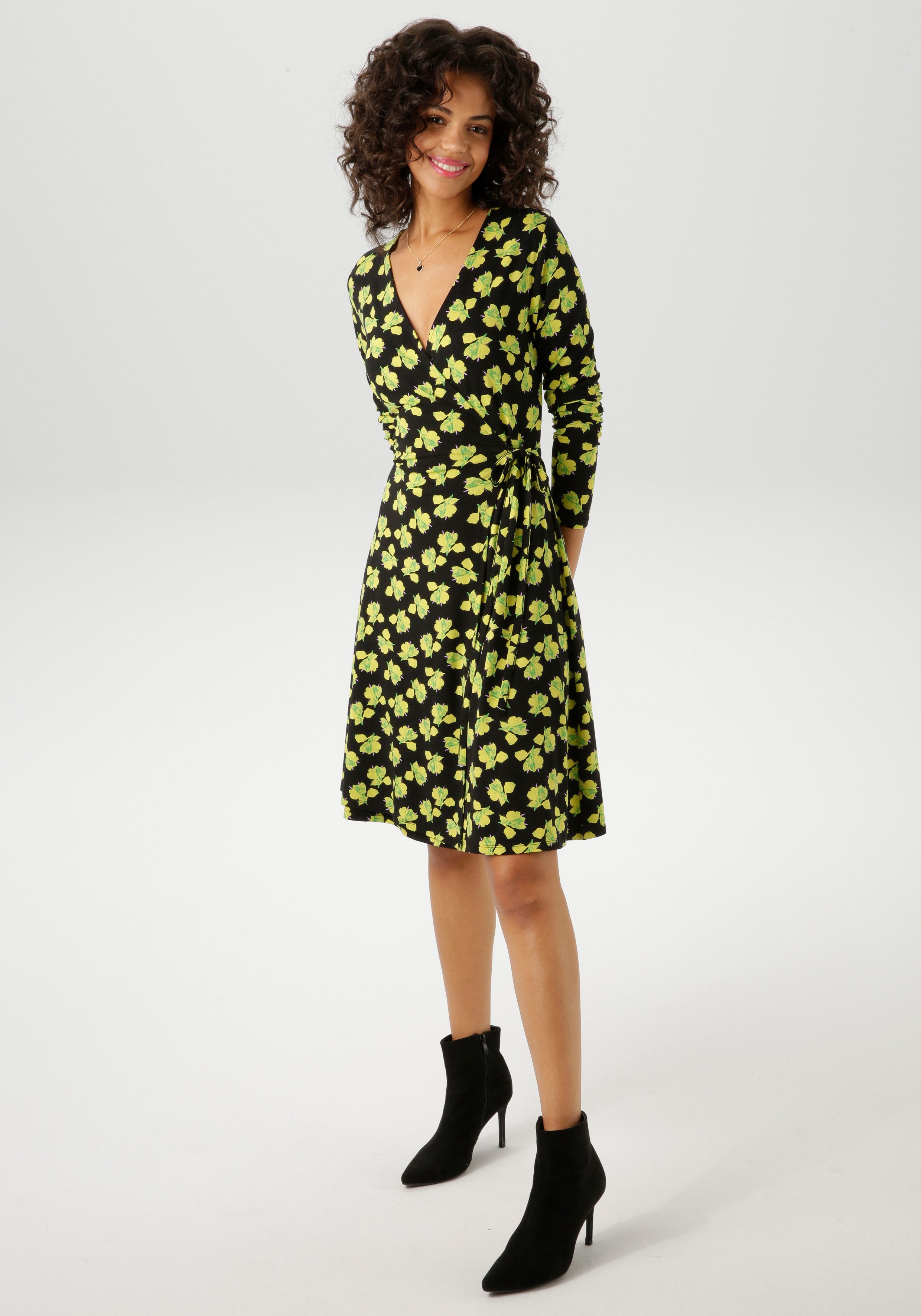 Aniston CASUAL Wickelkleid mit kunstvollen Blüten günstig online kaufen