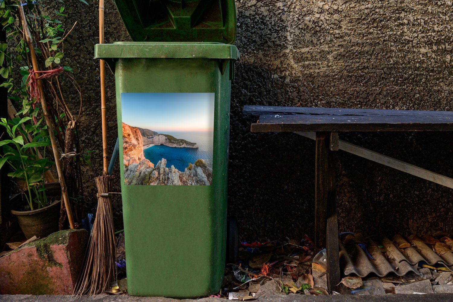 Sticker, Navagio Mülleimer-aufkleber, Farbenfroher Abfalbehälter Sonnenuntergang St), am (1 Container, von in Zakynthos Strand Mülltonne, Wandsticker MuchoWow