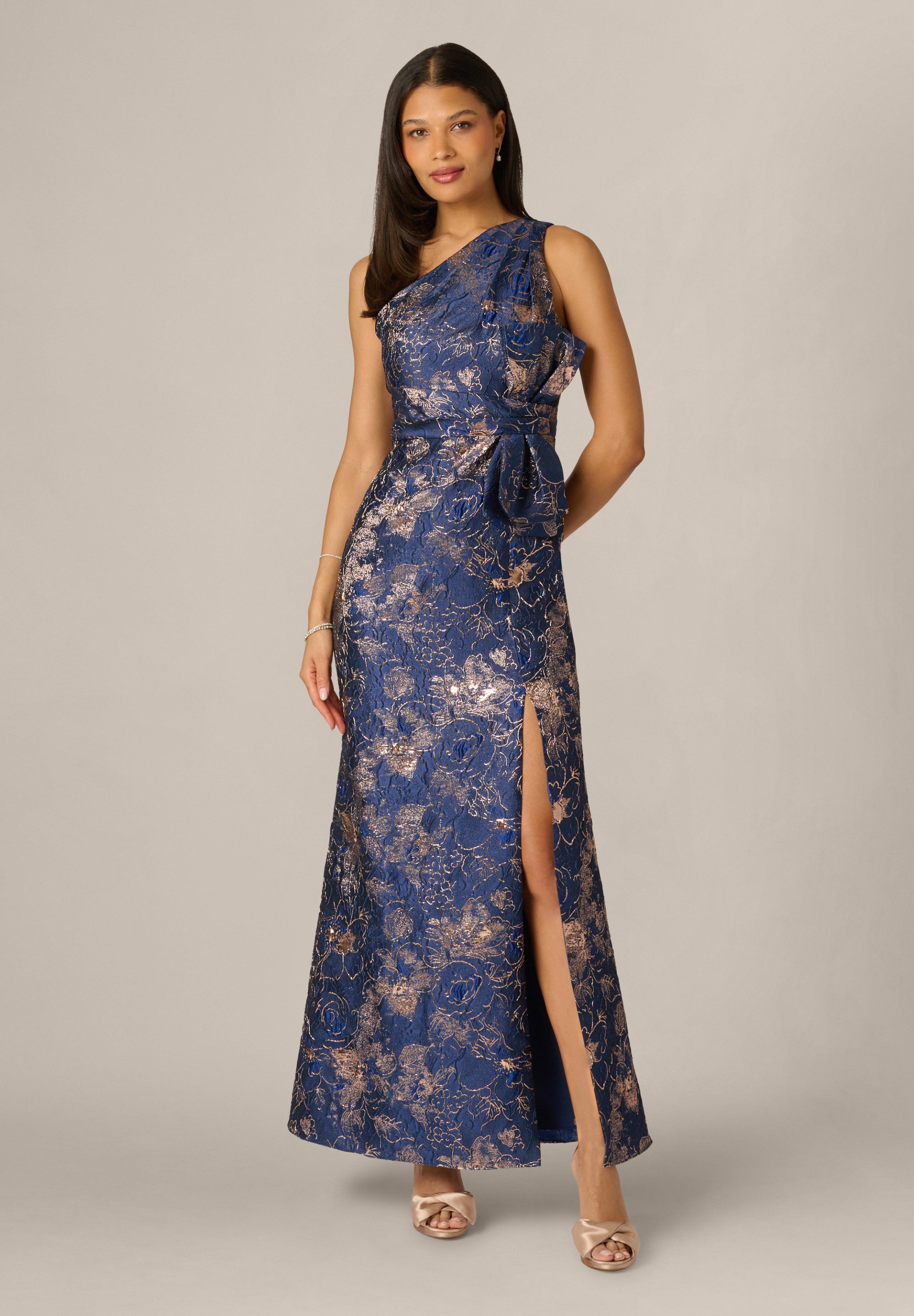 Adrianna Papell Abendkleid One Shoulder Jacquard Gown Skulpturales und raffiniertes Jacquard-Abendkleid