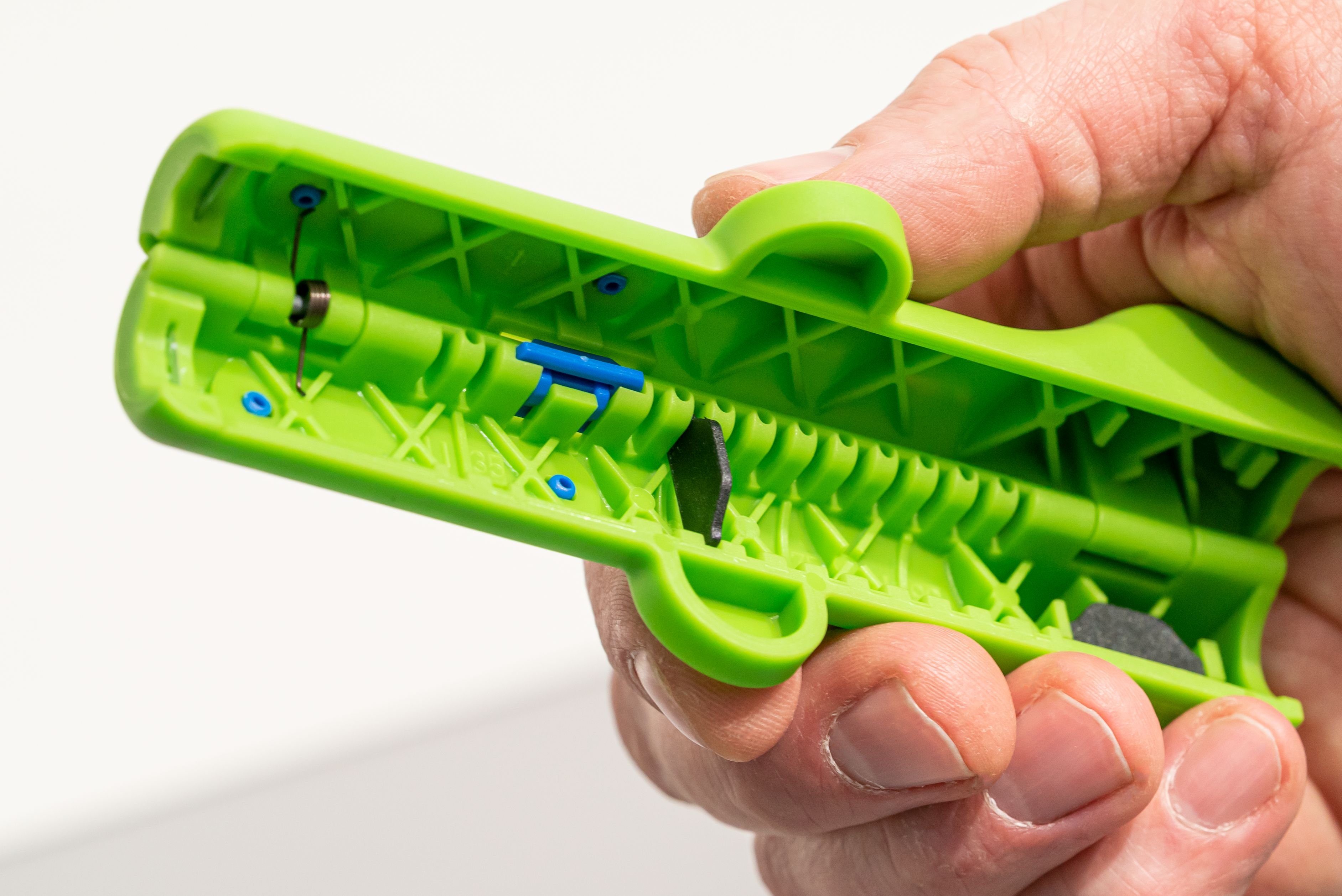 WEICON Abmantelungszange Rundkabel-Stripper No. 13 Green Line, Arbeitsbereich 6,0 - 13,0 mm Ø, Rutschfestes und sicheres Arbeiten durch ergonomische Griffform
