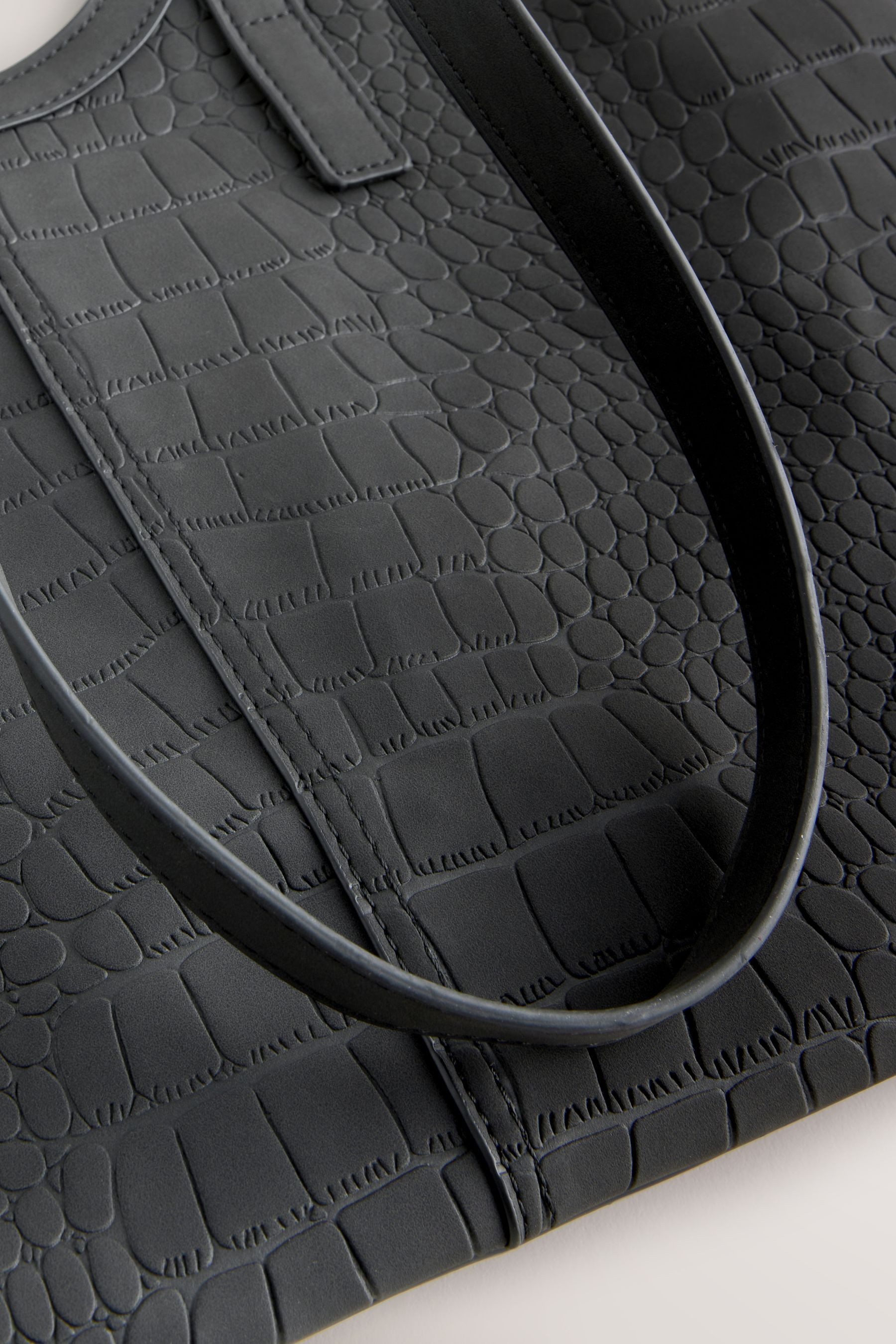 Next Schultertasche Schultertasche in Kroko-Optik aus Velourskunstfell (1-tlg)