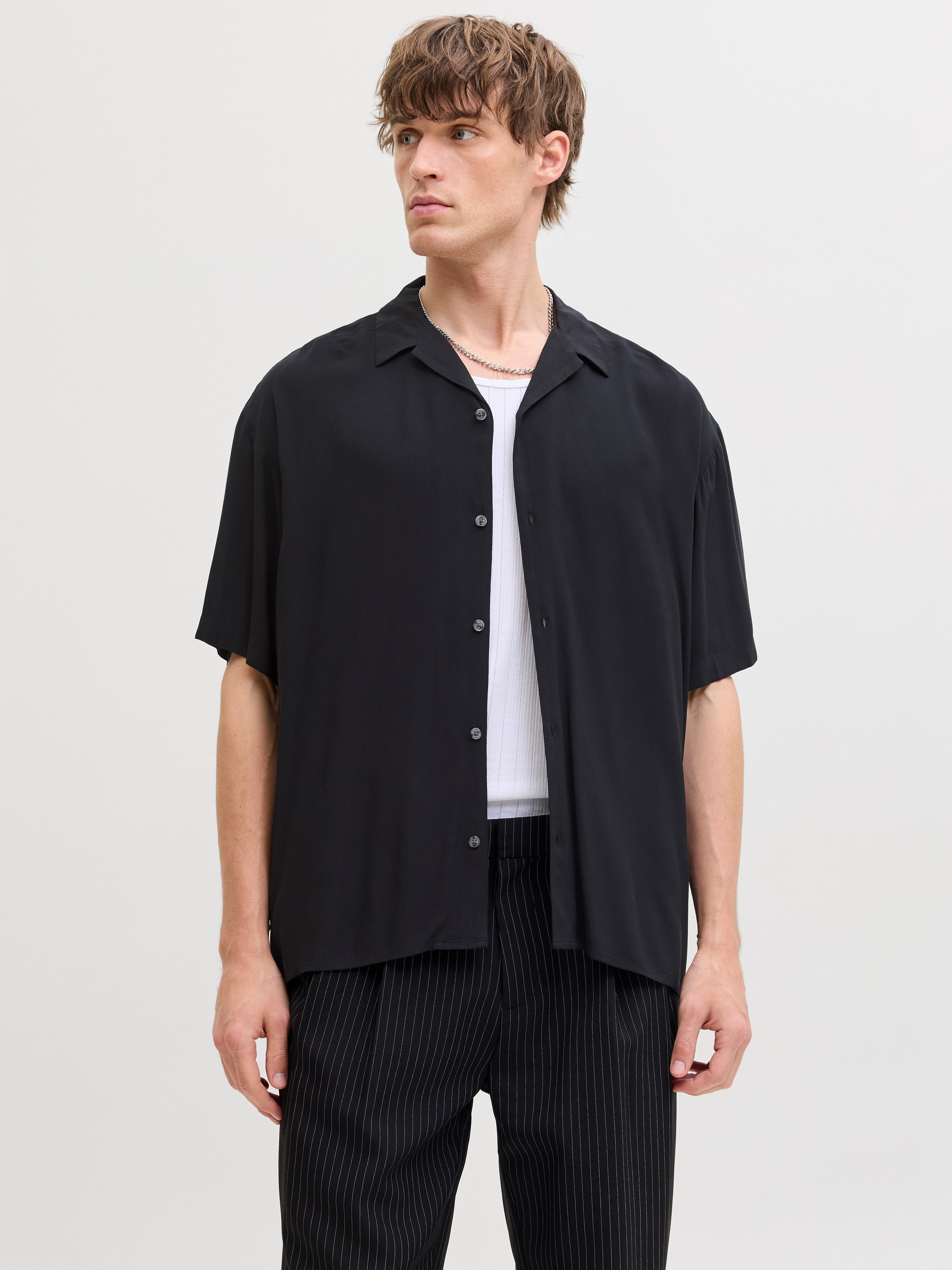 Jack & Jones Kurzarmhemd JJEJEFF RESORT SOLID SHIRT SS SN Viskose, loose fit