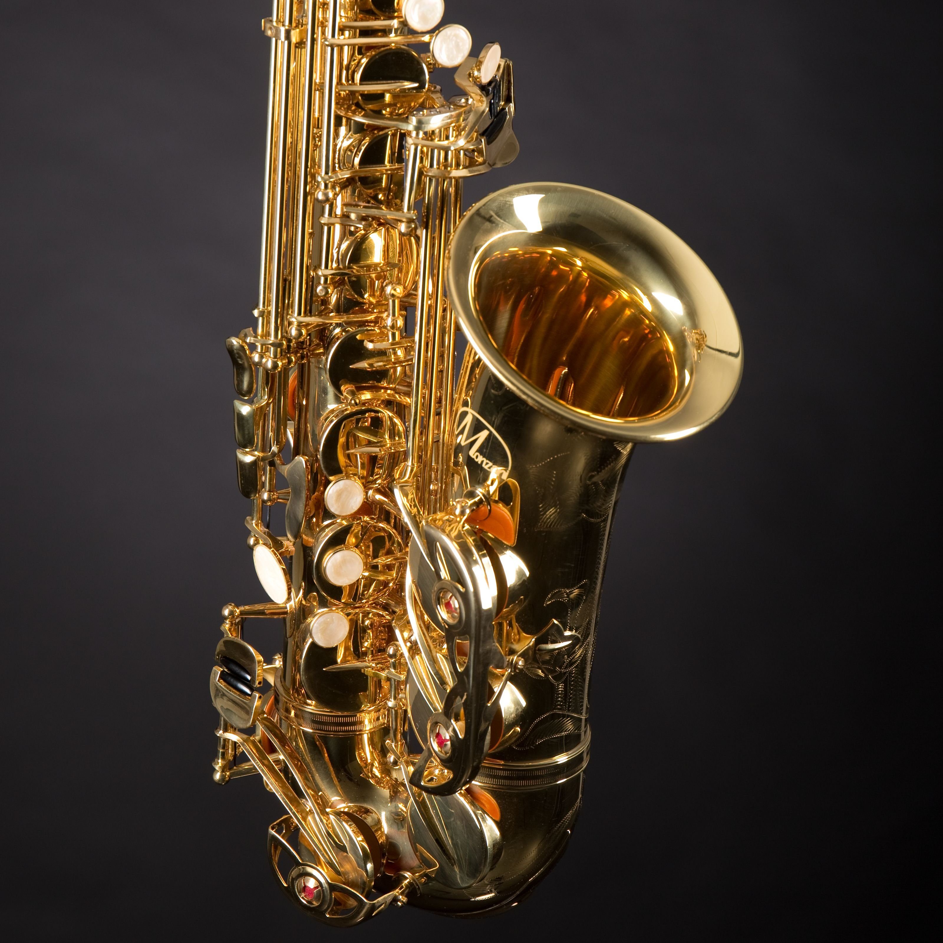 Monzani Saxophon, MZAS-350Y Alt Saxophon Professioneller Klang Leichtgängige Mechanik Pisoni Polster Inklusive Mundstück Wischer Koffer Gurt Messing Klarlack lackiert Graviert Stimmung Eb, Saxophone, Alt Saxophone, MZAS-350Y Alt Saxophon, Professioneller Klang, Leichtgängige