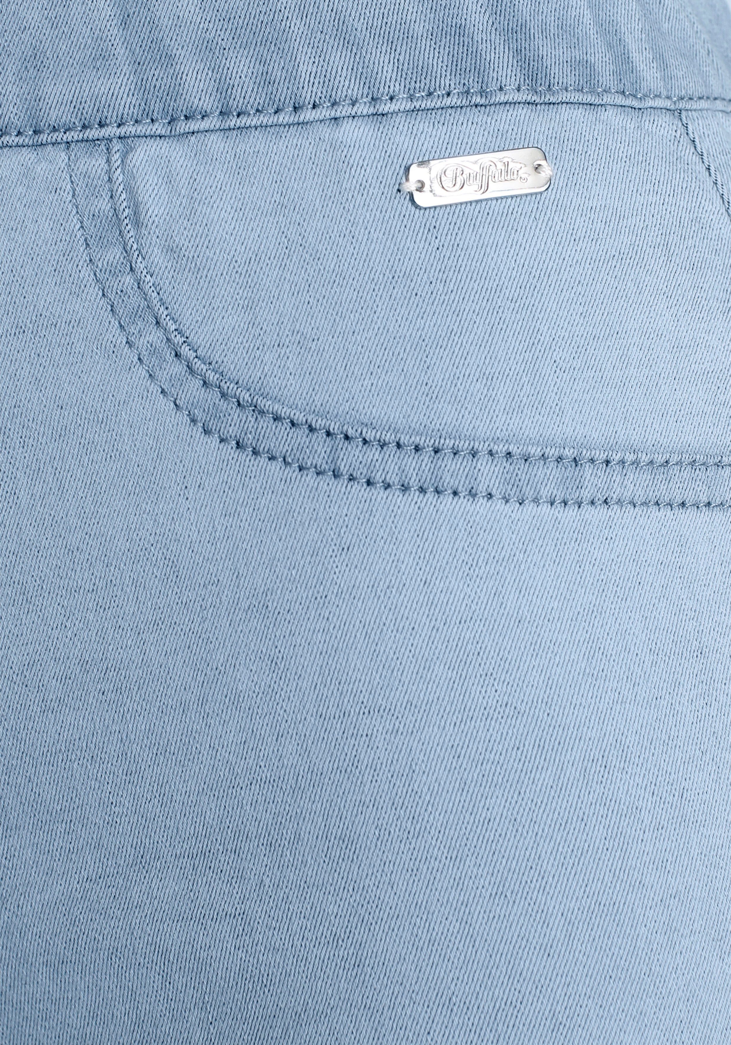 Buffalo Bermudas im elastischem Denim mit zwei Gesäßtaschen
