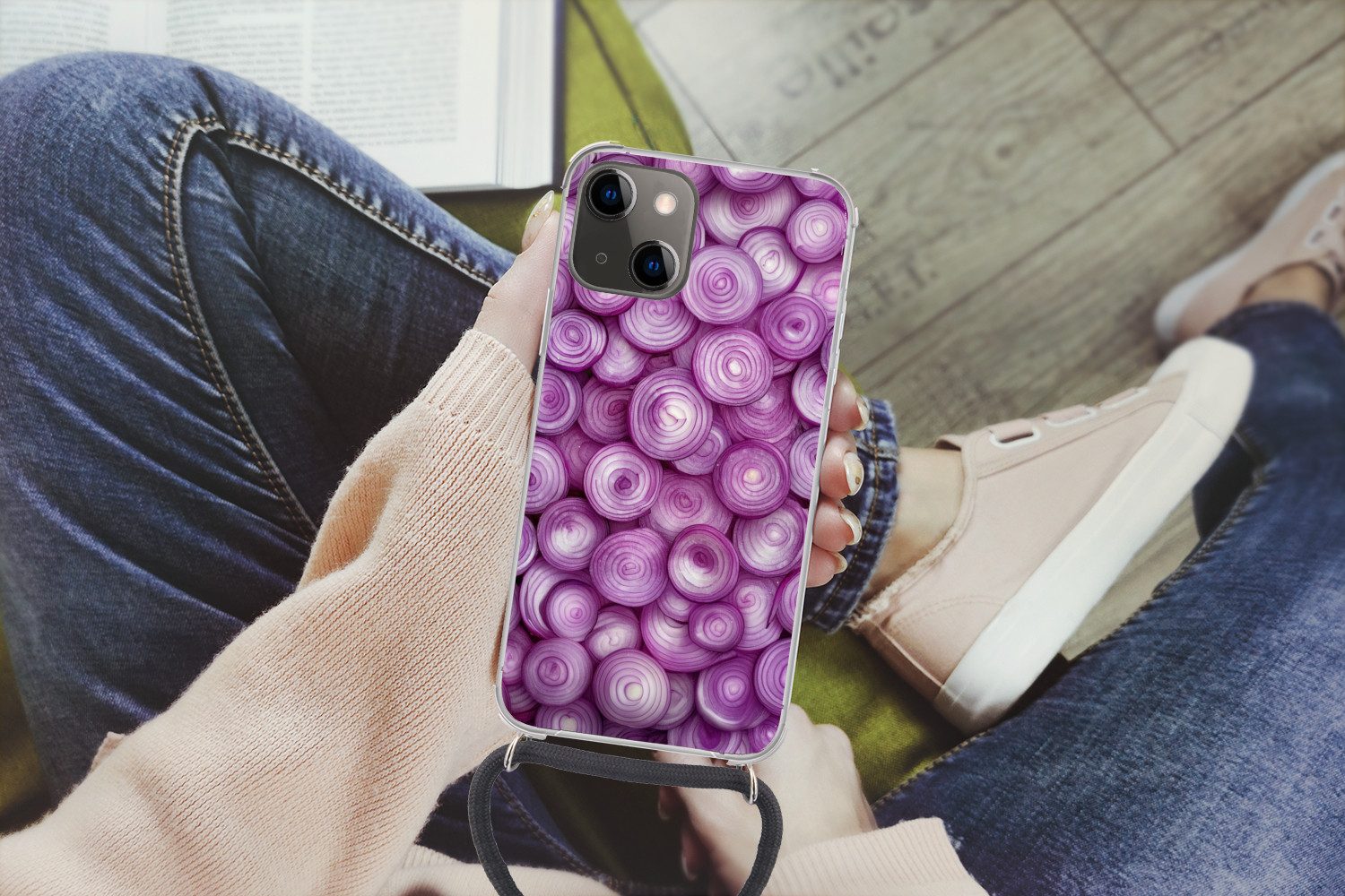 MuchoWow Handyhülle für Apple iPhone 13 Lila - Zwiebeln - Nahaufnahme, Tragbare Handyhüllen mit Kette zum umhängen, Handykette Handyband