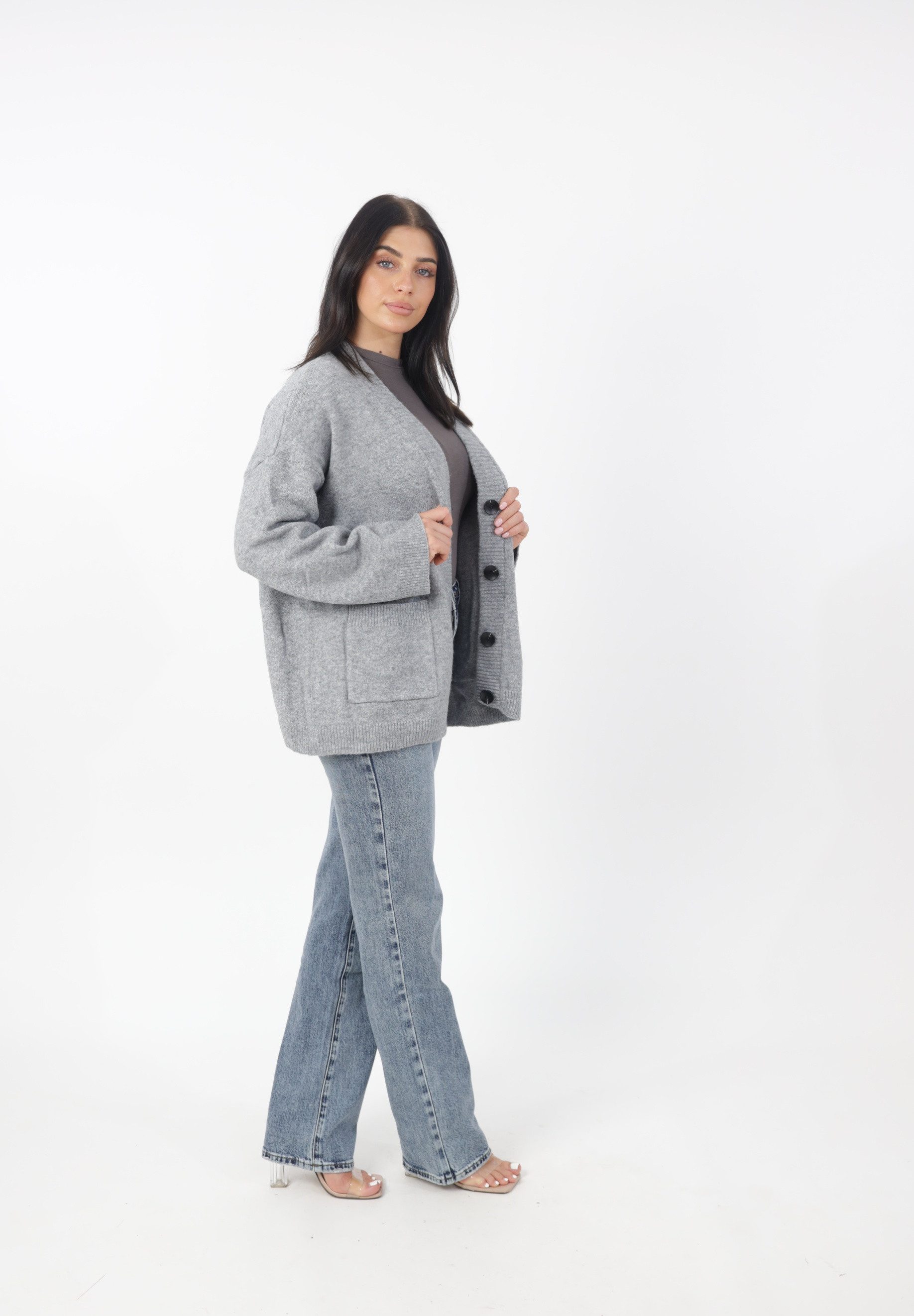 Elara Cardigan — Damen Oversize Strickjacke mit Knöpfen und Taschen