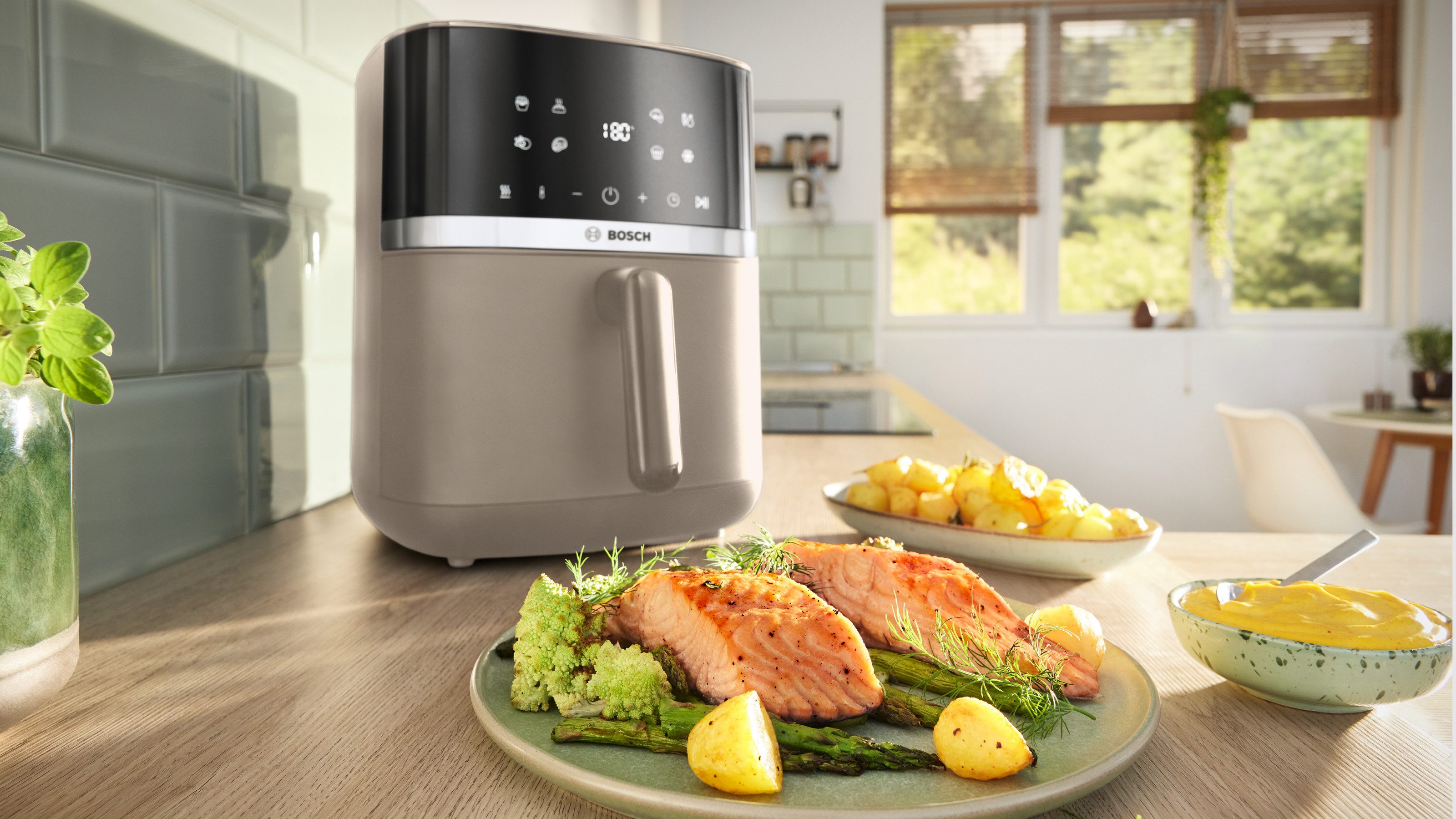BOSCH Heißluftfritteuse Air Fryer Serie 4, MAF462C0, 6,1l, 2 Heizelemente, 7 Programme, creme, 2050 W, Auftaufunktion, Korb/Gitter spülm.geeignet