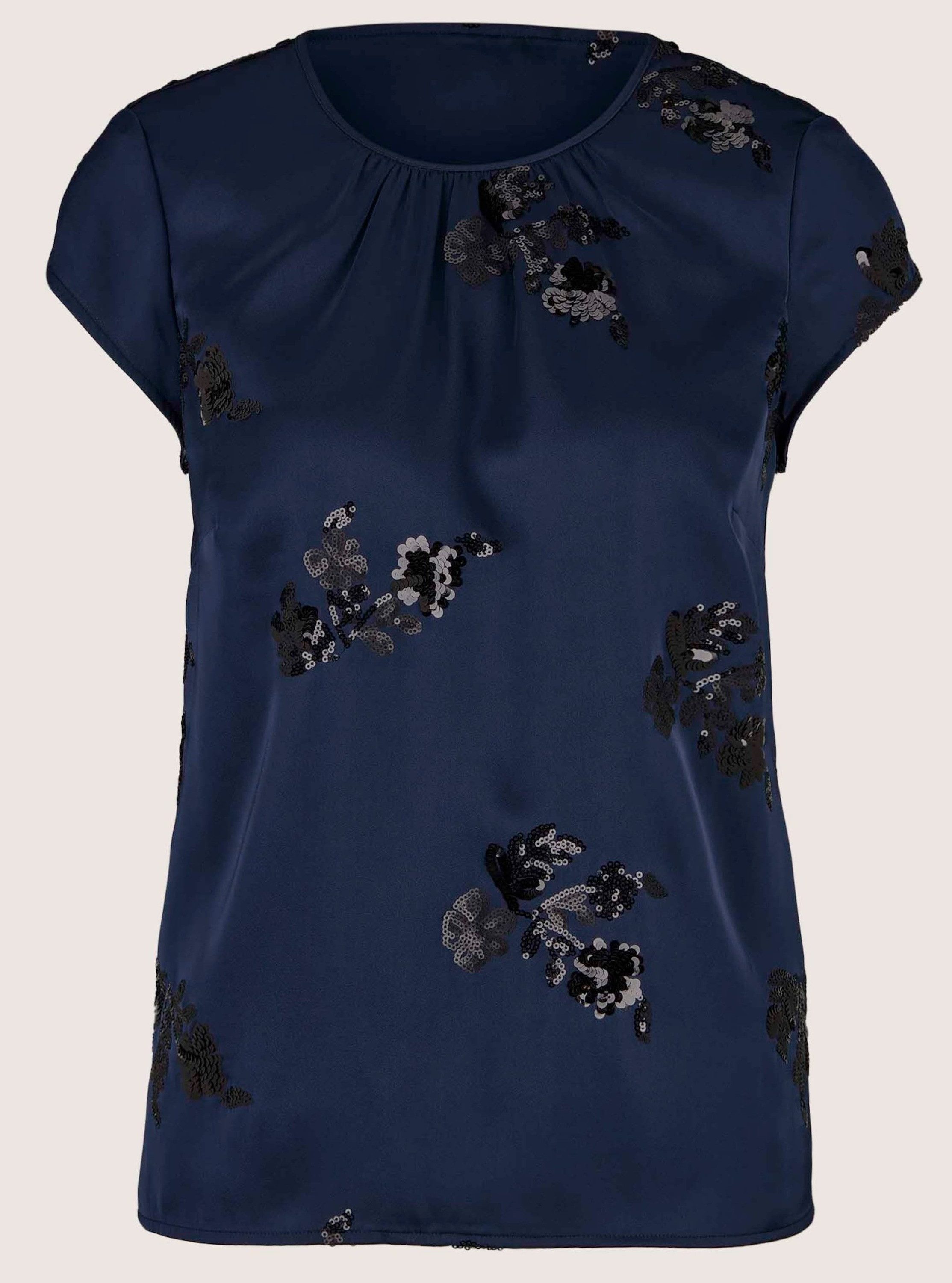 MADELEINE Kurzarmbluse Satinbluse mit Paillettenmotiven Gekräuselter Rundhals, Kurzarm & Rückenschlitz mit Knopf – Bild 5 von 5