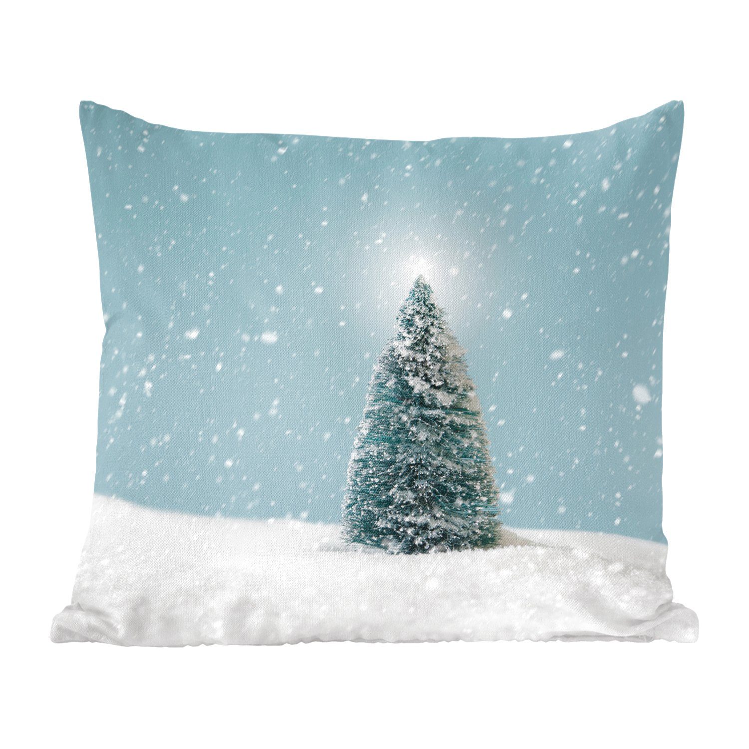 MuchoWow Dekokissen Ein Weihnachtsbaum in einer verschneiten Landschaft und einem blauen, Zierkissen mit Füllung für Wohzimmer, Schlafzimmer, Deko, Sofakissen