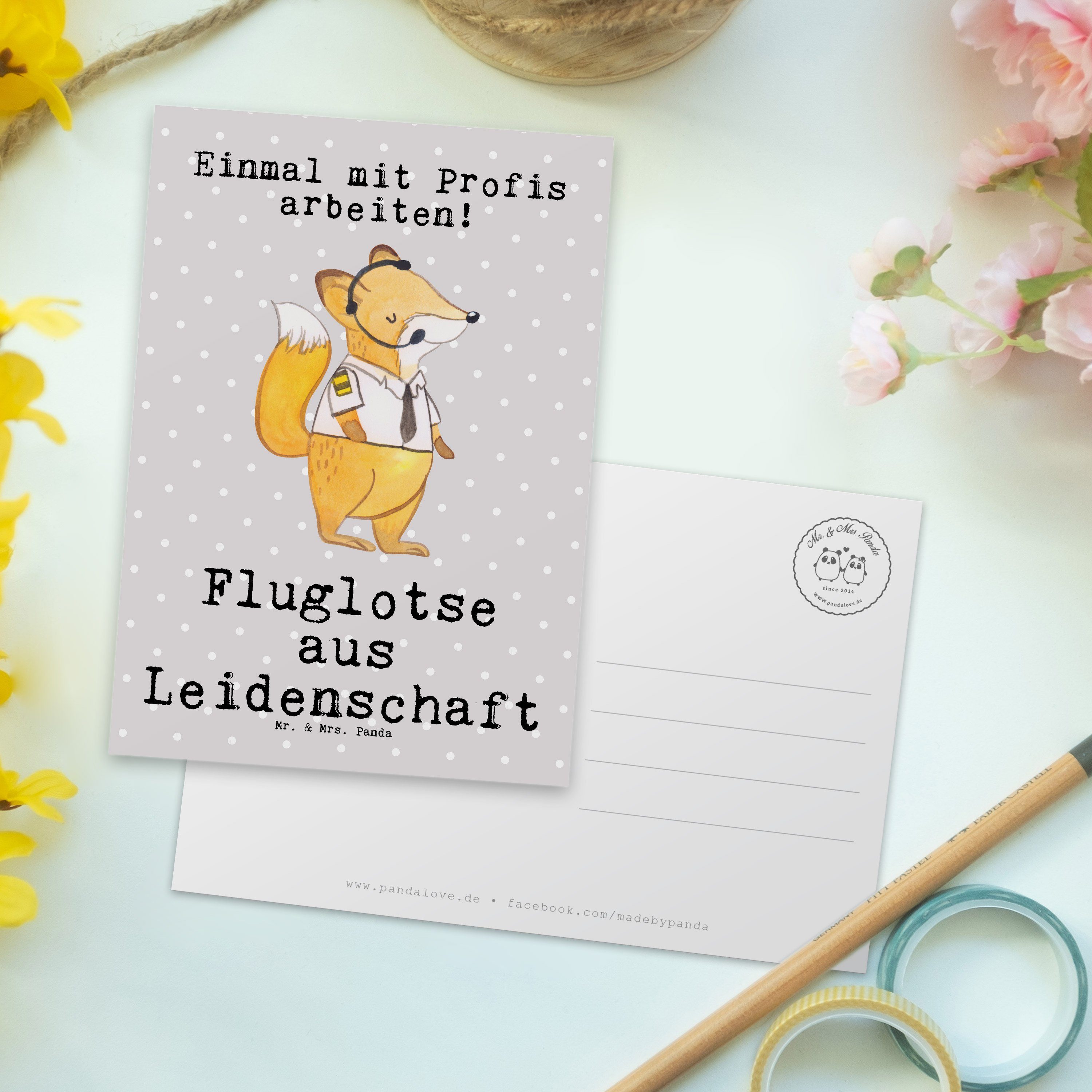 Mr. & Fluglotse aus - Geschenk, Pastell Postkarte Grau Mrs. Panda - Leidenschaft Ansichtskarte