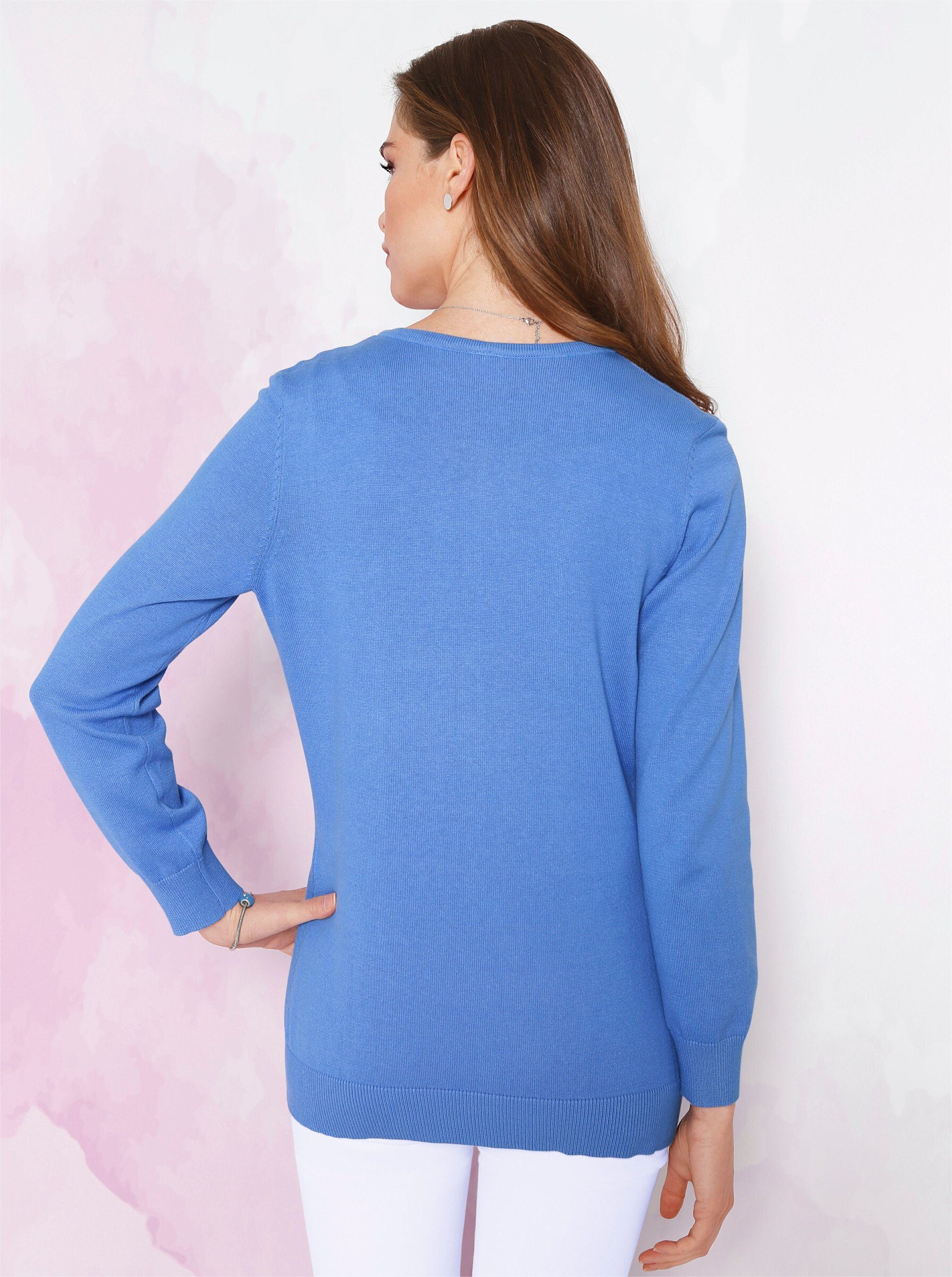 Strickjacke blau an! Sieh