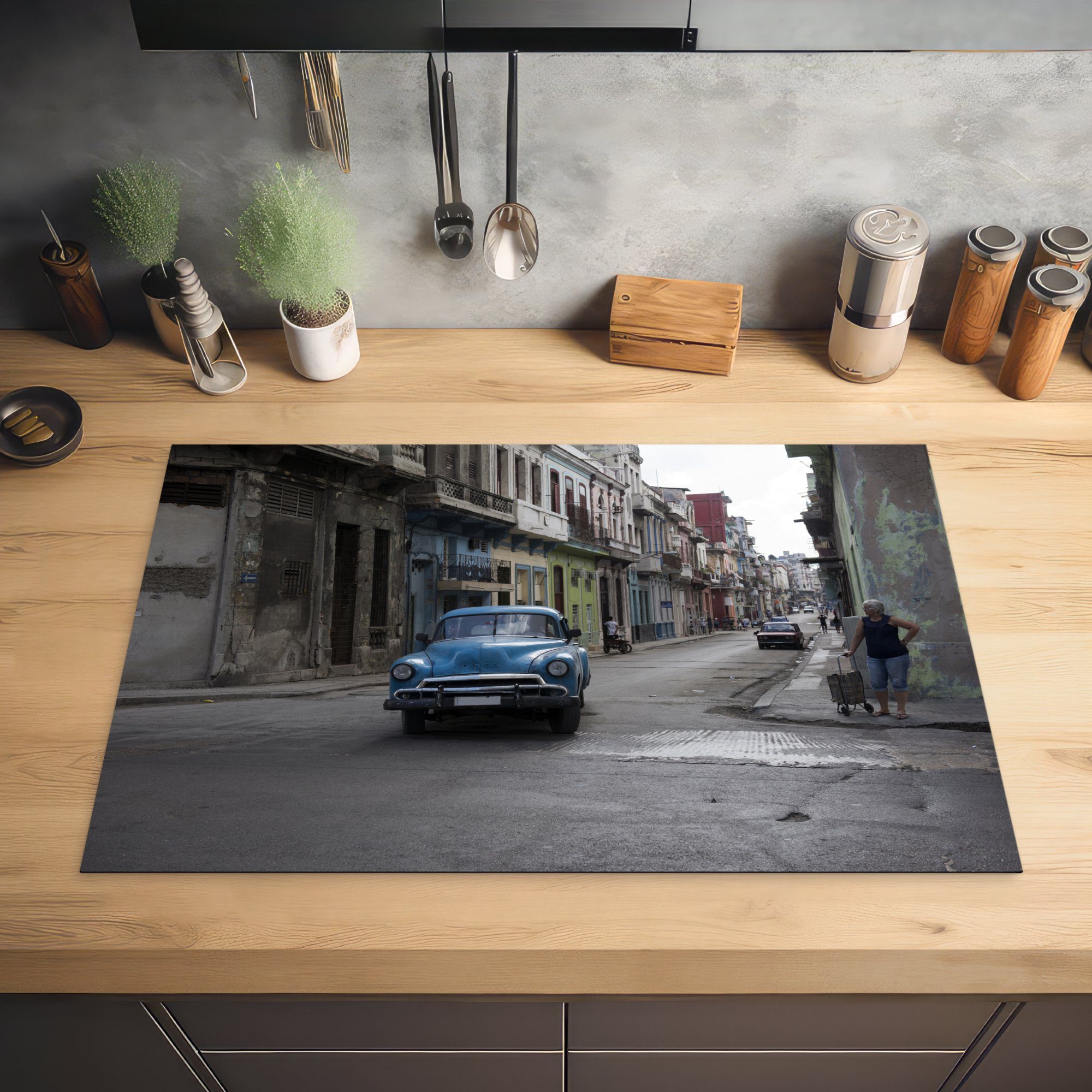 cm, Straße auf Schutz Herdblende-/Abdeckplatte Induktionskochfeld Ein kubanischen einem Vinyl, Oldtimer, (1 81x52 mit für die die tlg), Ceranfeldabdeckung Blick küche, MuchoWow