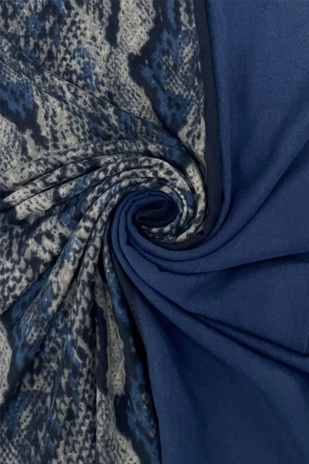Fashion Scarf World Modeschal Hochwertiger Schal mit modernem Schlangenleder-Streifenmuster, Tragekomfort durch weiche Wollmischung