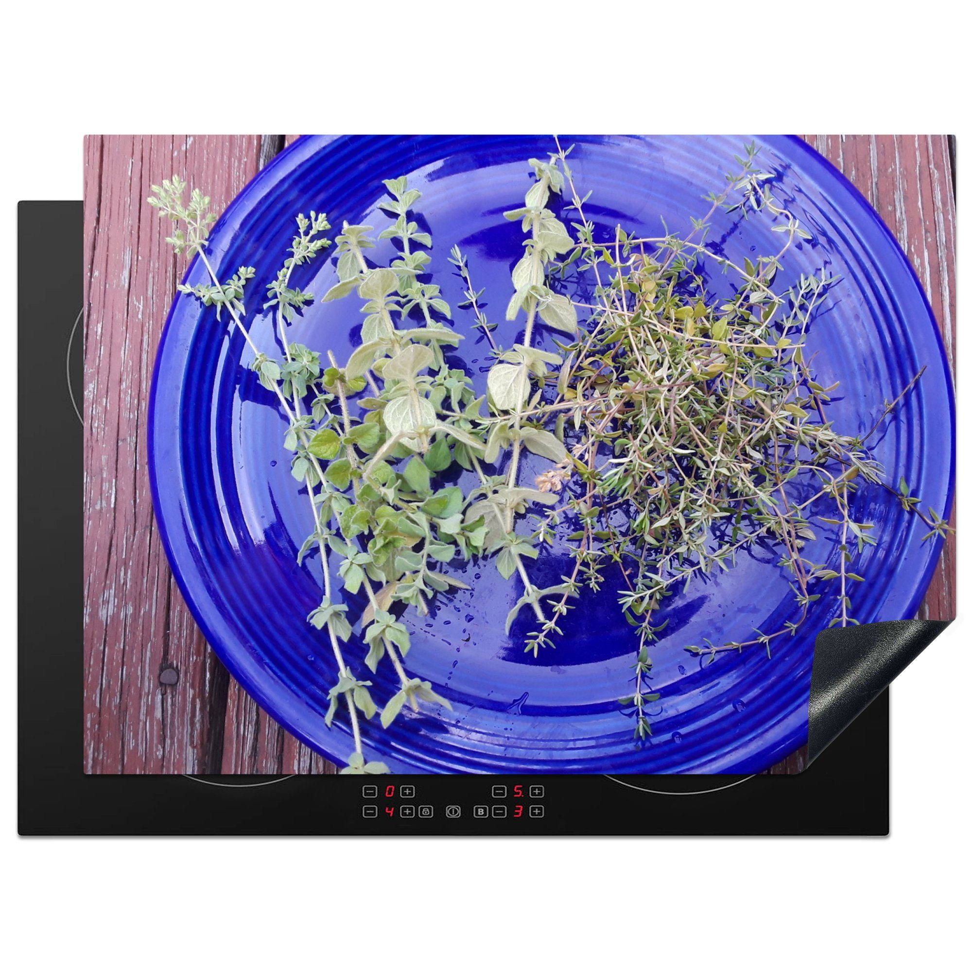 MuchoWow Herdblende-/Abdeckplatte Ein blauer Teller mit aromatischem Thymian auf einem Holztisch, Vinyl, (1 tlg), 71x52 cm, Induktionskochfeld Schutz für die küche, Ceranfeldabdeckung