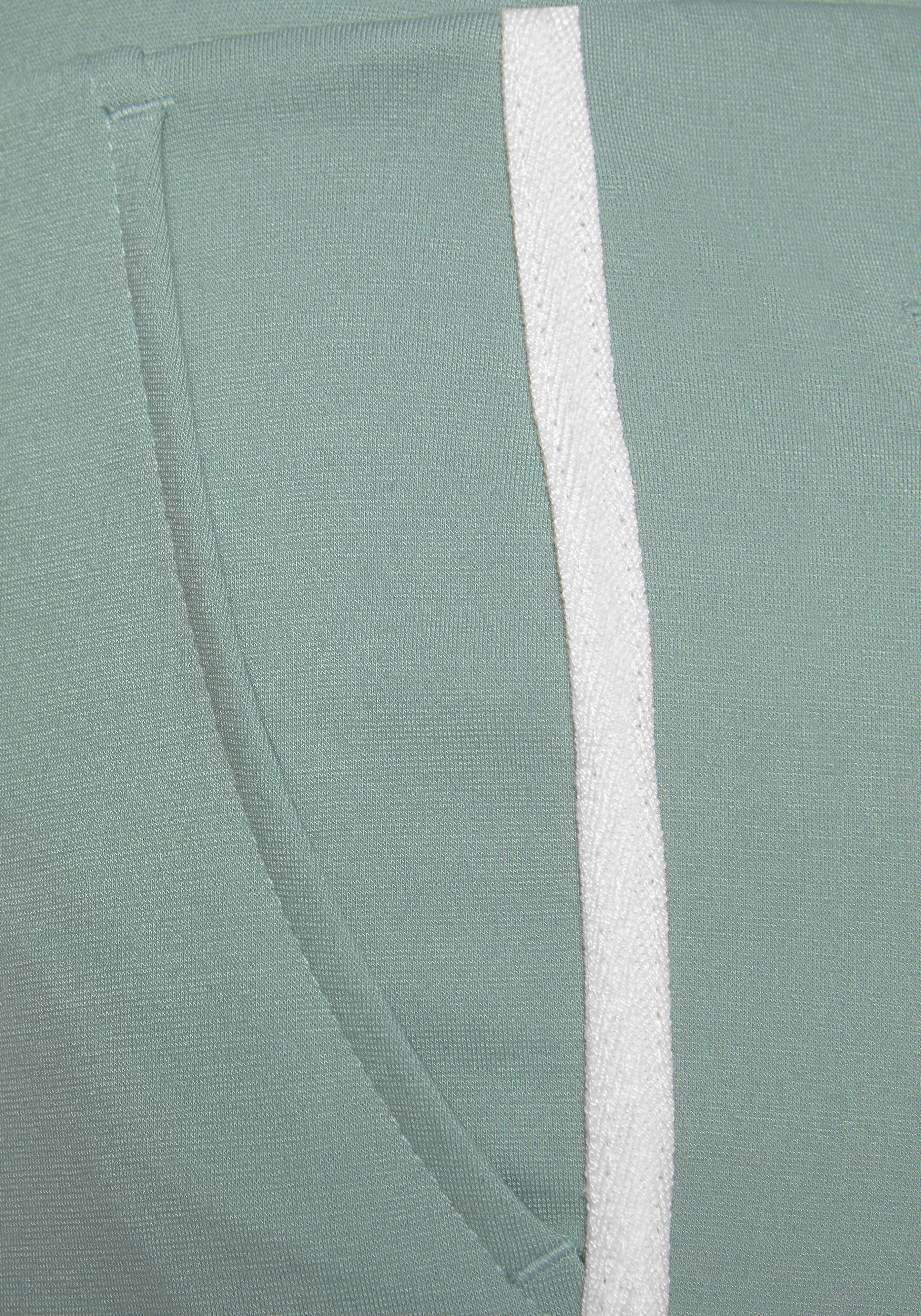 LASCANA Jogger mint Pants Loungeanzug mit Seitenstreifen, sportlichen