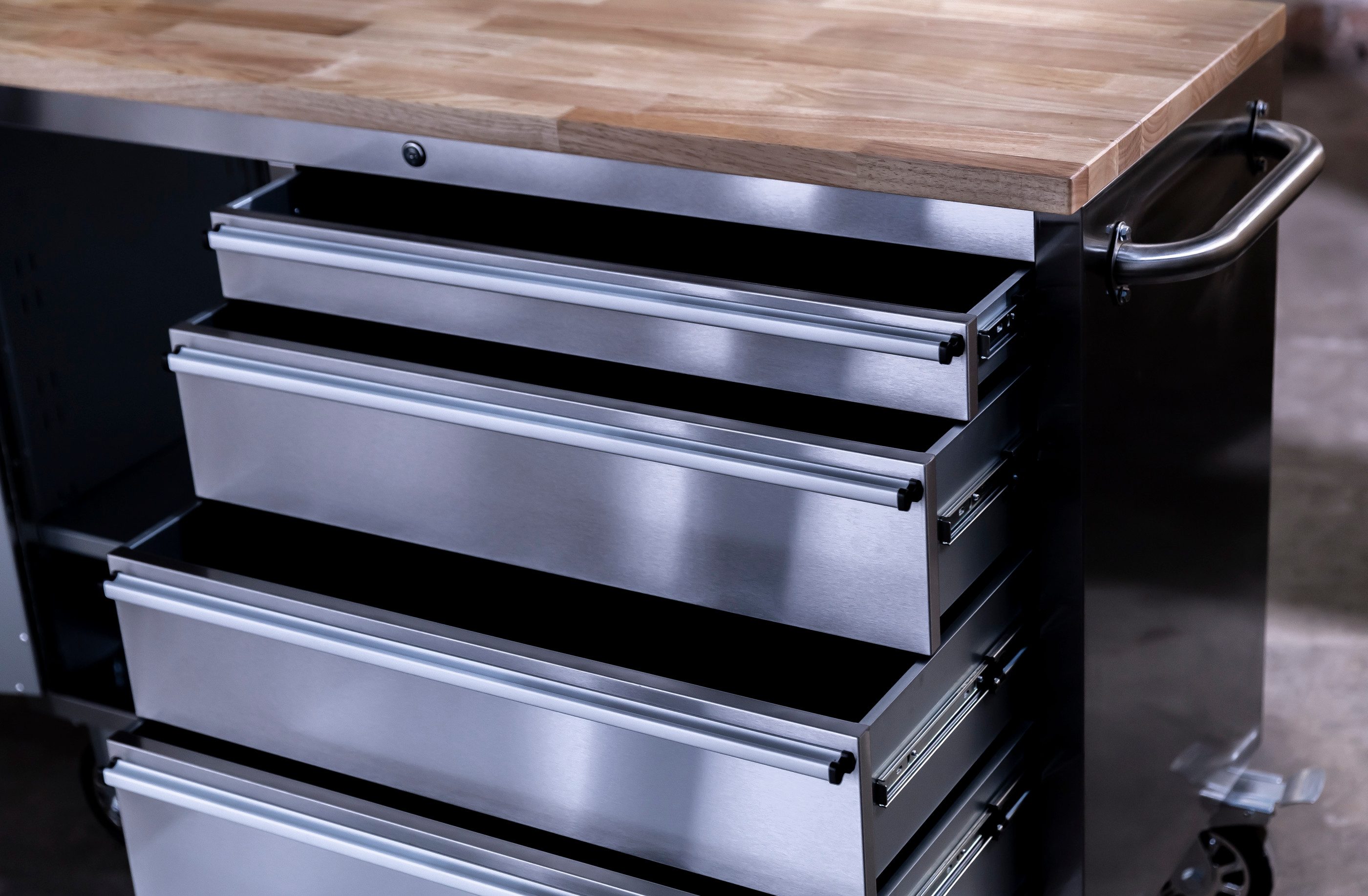 ONDIS24 Werkstattwagen Werkzeugwagen aus Edelstahl mit 1 Tür 4 Schubladen, max. Traglast:300 kg, fahrbar, kugelgelagerten Schubladen, abschließbar, Massivholzplatte