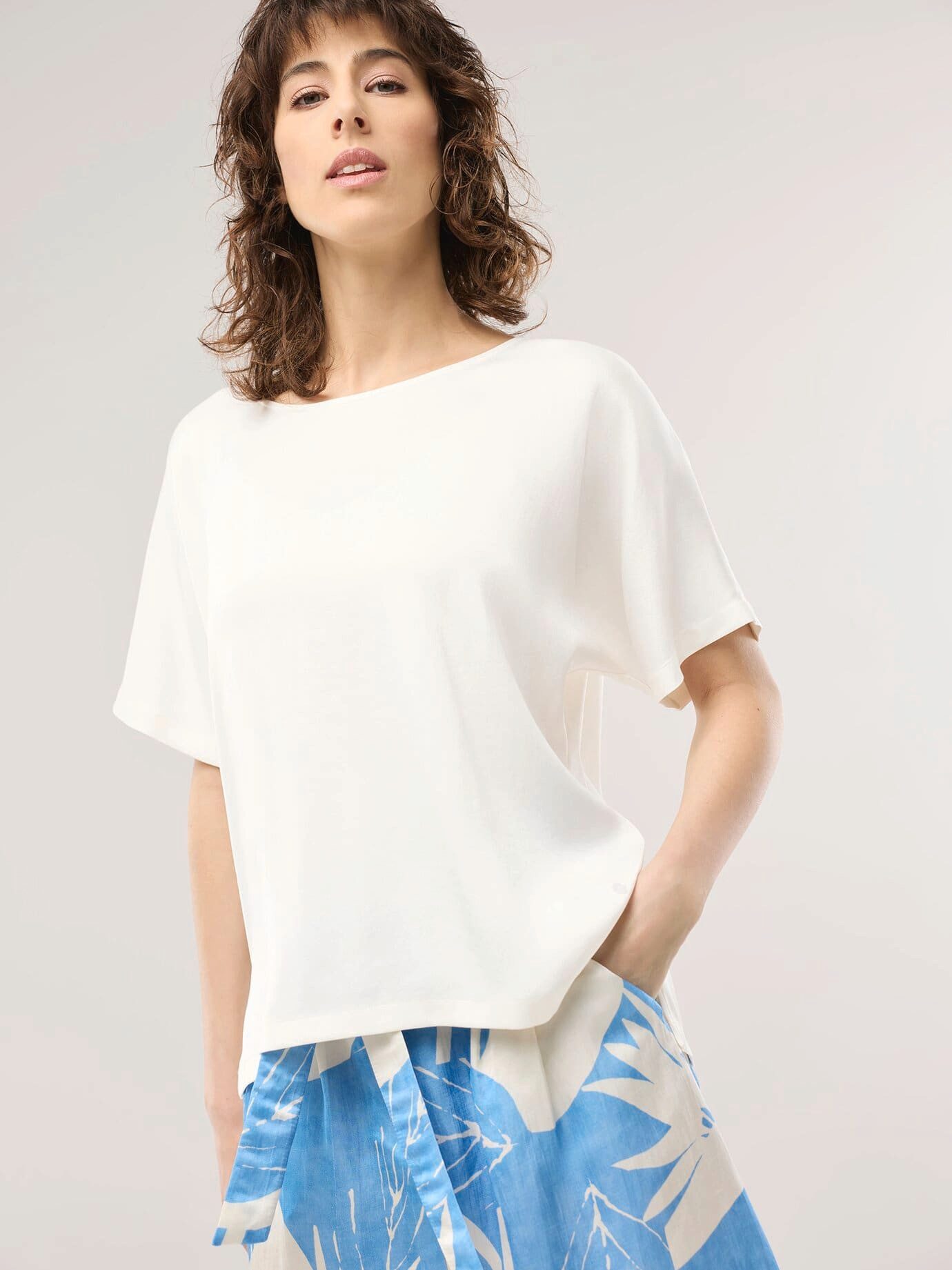 Walbusch Blusenshirt Damen Blusenshirt aus Satin Rundhals Kurzarm, modern, knitterarm, atmungsaktiv
