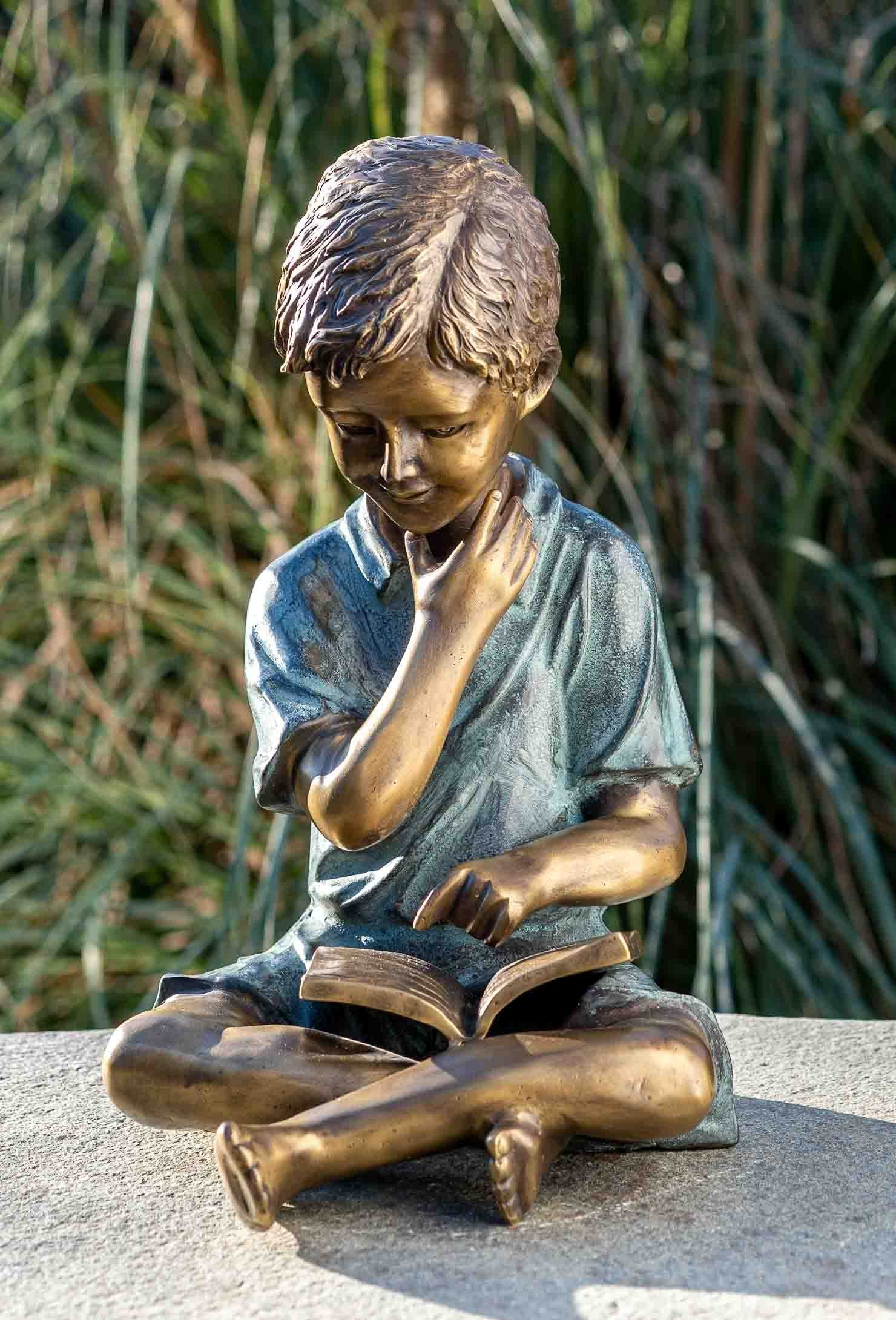 IDYL Gartenfigur IDYL Bronze-Skulptur Lesender Bronze – Frost, Regen werden Die patiniert. Modelle gegen witterungsbeständig gegossen robust in Junge, in – Hand Langlebig Wachsausschmelzverfahren Bronze und UV-Strahlung. und von – sehr