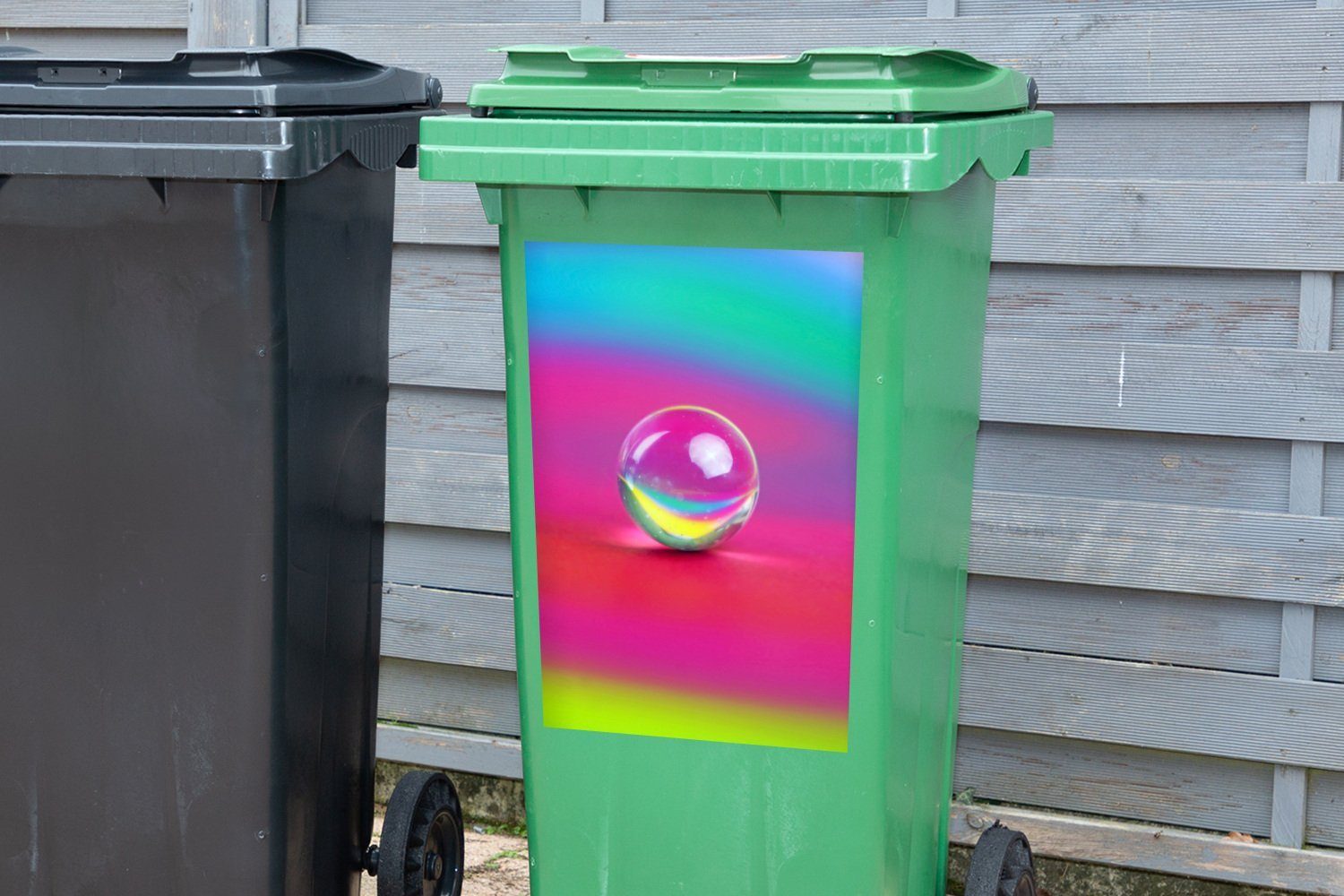 MuchoWow Wandsticker Luftblase auf Container, Abfalbehälter Sticker, Mülltonne, St), (1 Mülleimer-aufkleber, Regenbogen-Hintergrund
