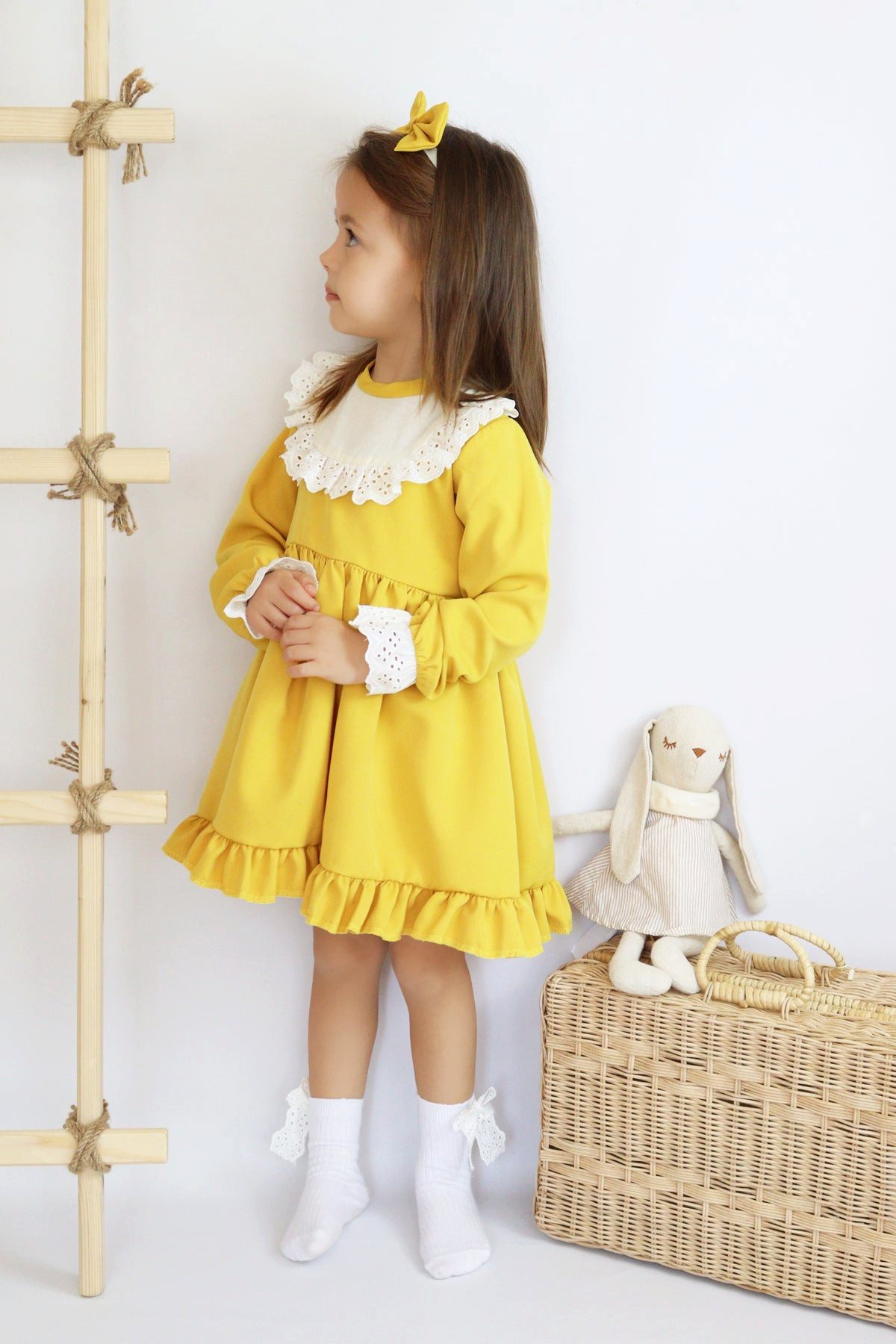 Parla Kids Kleid & Haarband Gelbes Kleid langärmelig mit Rüschensaum Spitzendetails und Haarband