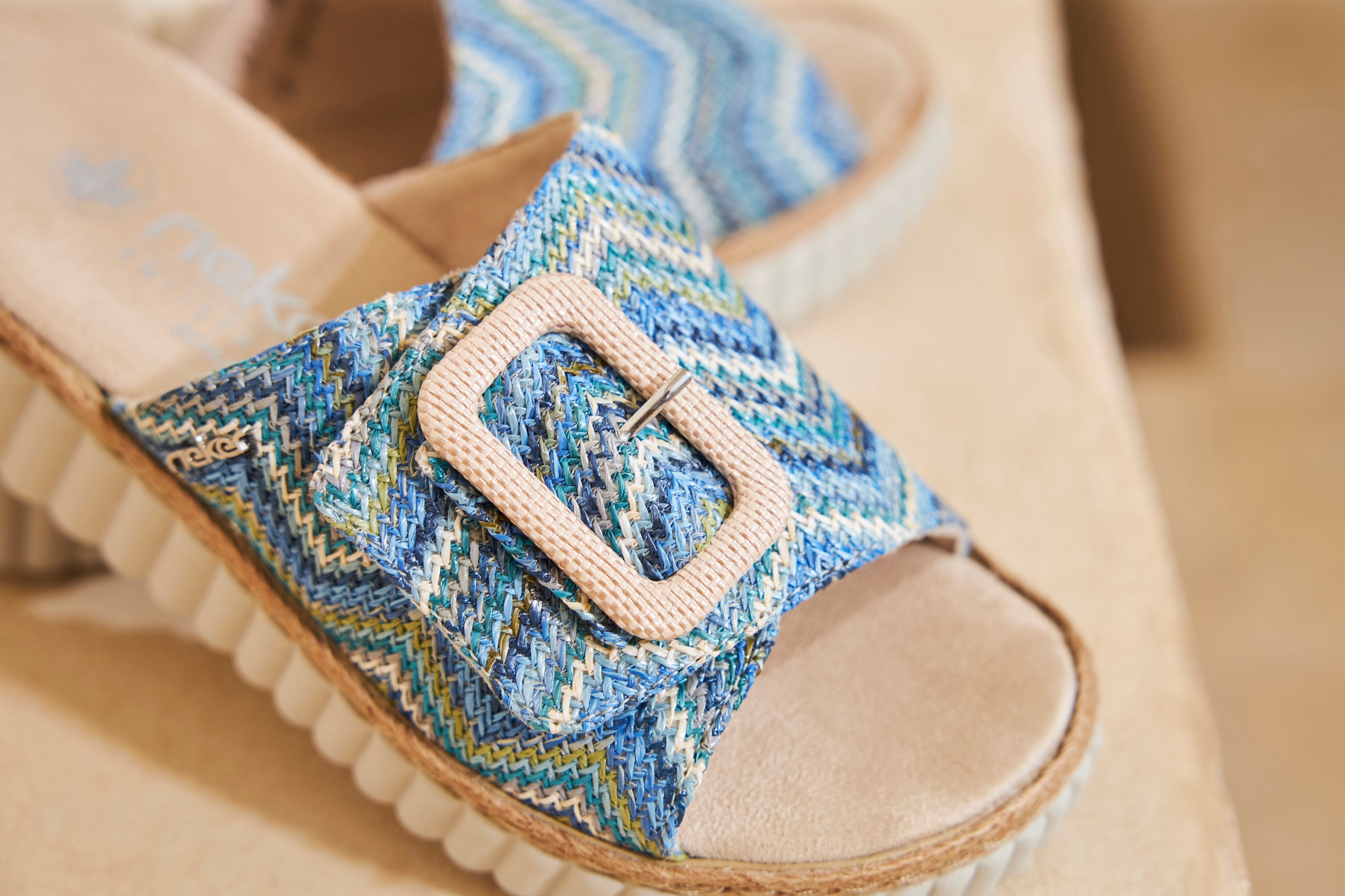 Rieker Keilpantolette Sommerschuh, Strandschuh, Hausschuh mit praktischem Klettverschluss