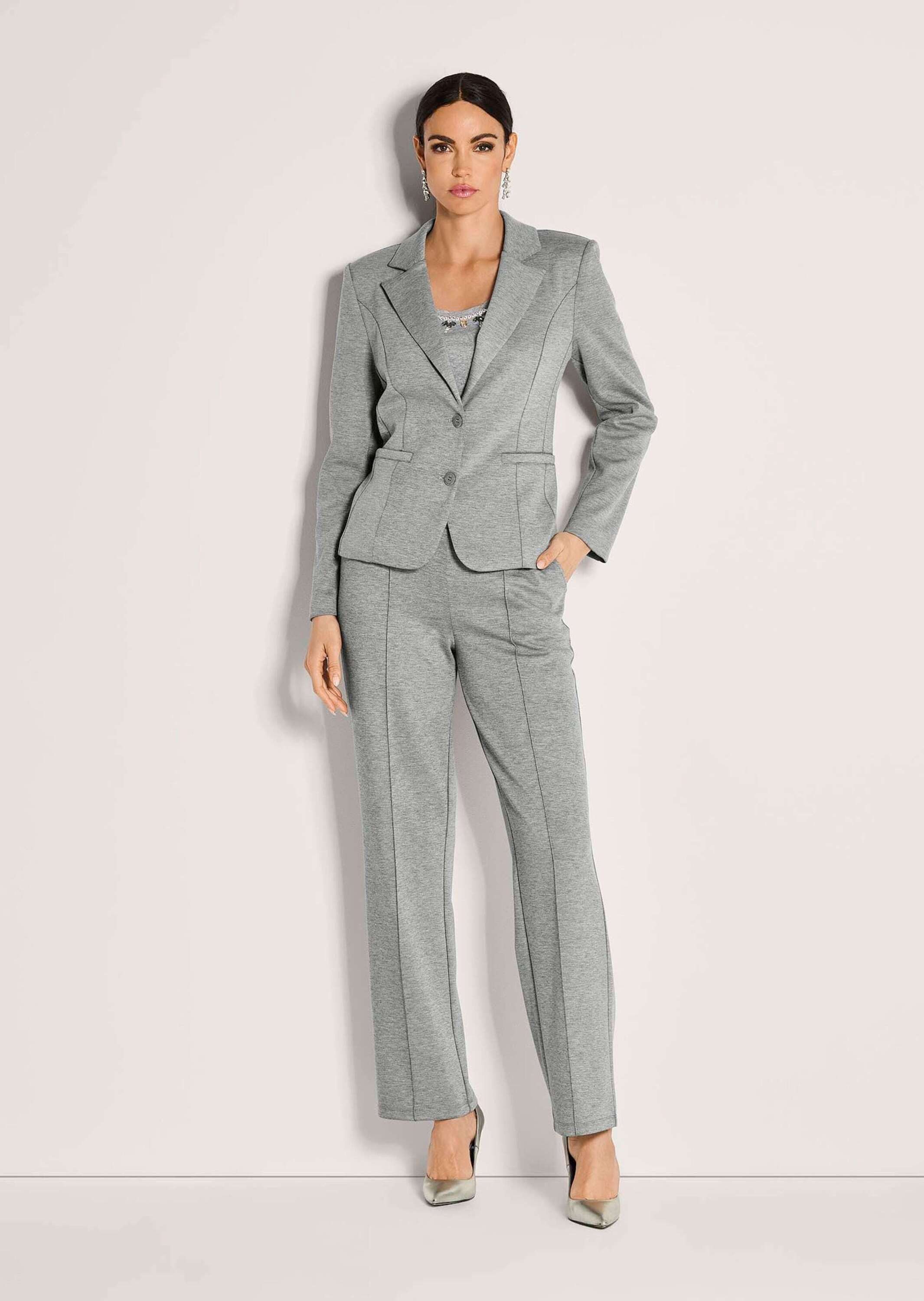 MADELEINE Kurzblazer Jersey-Blazer in modischer Kurzform Taillierter Blazer mit Leistentaschen und langen Ärmeln