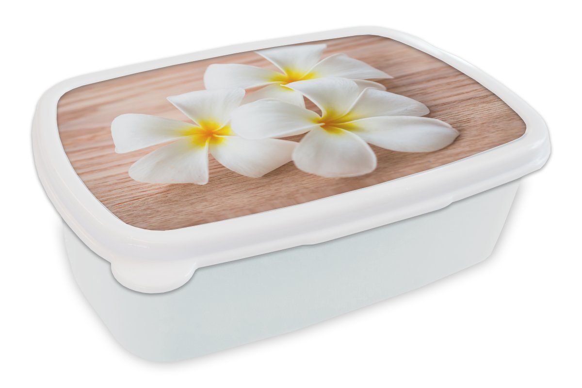 MuchoWow Lunchbox Weiße Plumeria-Blüten auf einem Holztisch, Kunststoff, (2-tlg), Brotbox für Kinder und Erwachsene, Brotdose, für Jungs und Mädchen